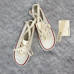 Low-top canvas shoes with laces and low heel
