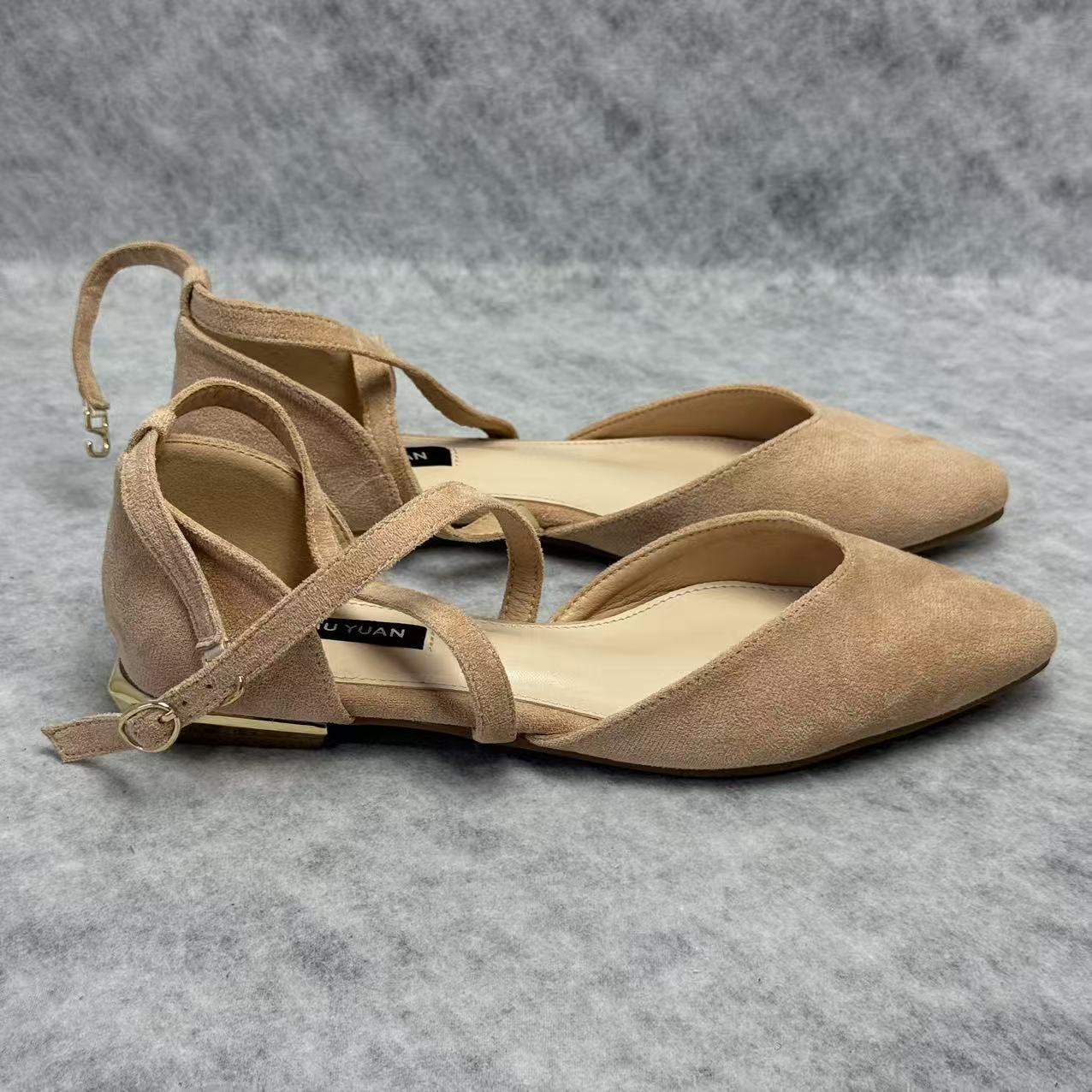 Low-cut flat-bottom shoes with crossed straps