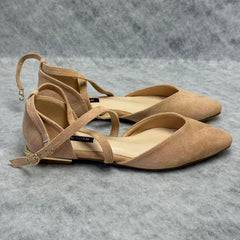 Low-cut flat-bottom shoes with crossed straps