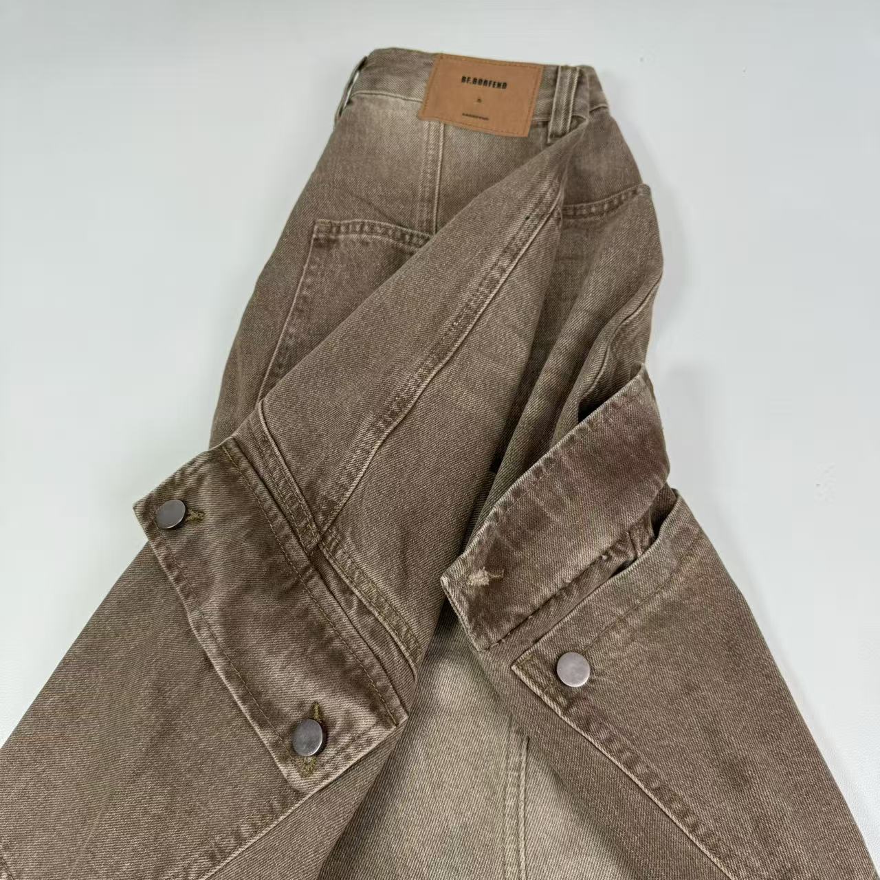 Contrasting color curved knife-shaped jeans