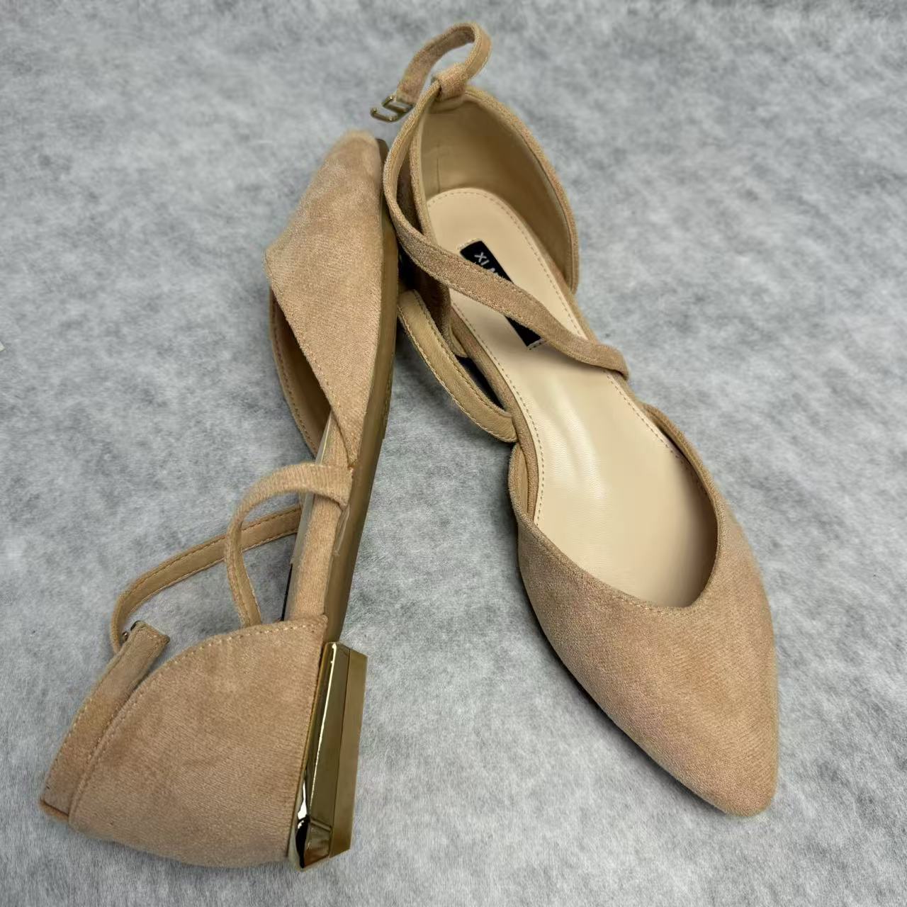 Low-cut flat-bottom shoes with crossed straps