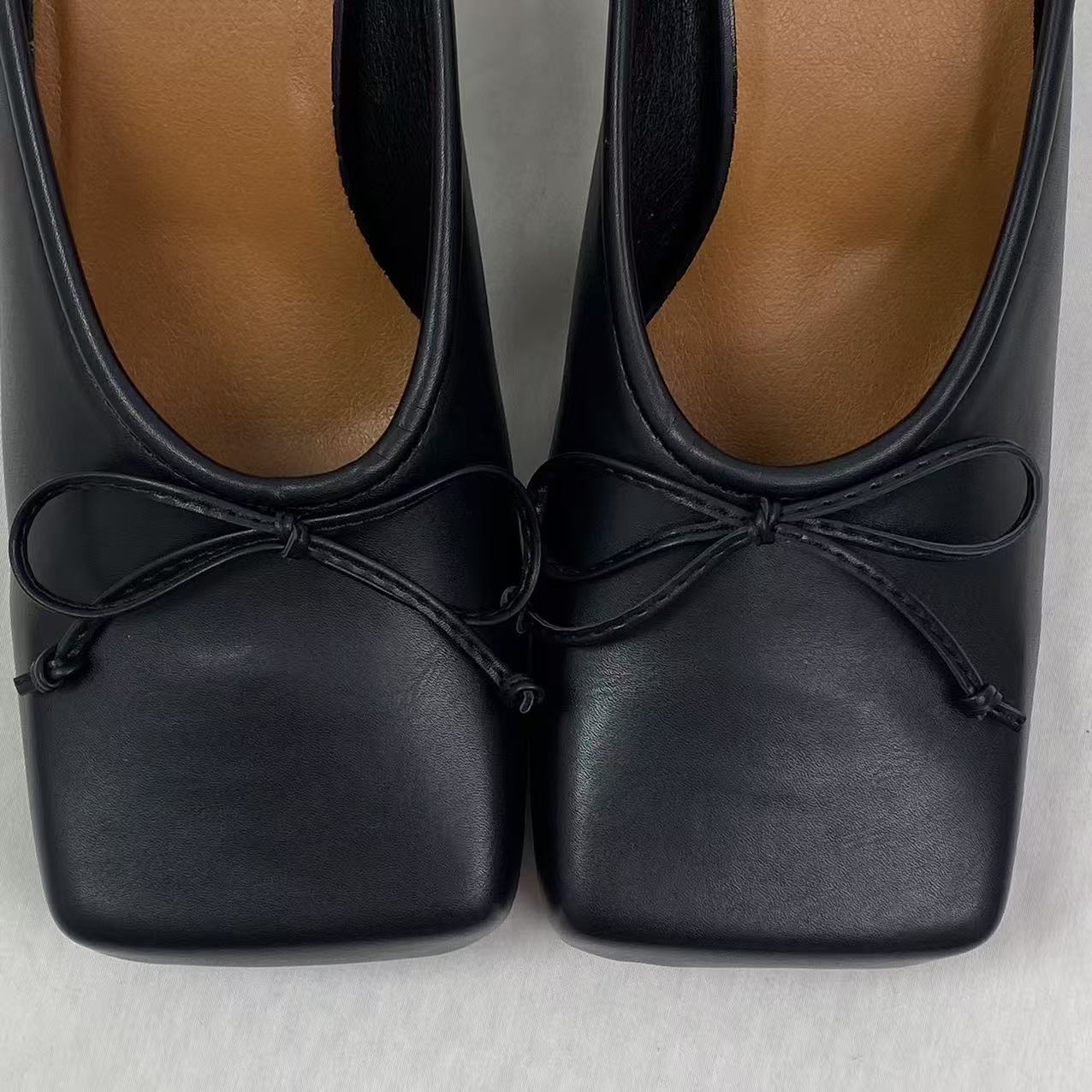 Round-head bow-fronted low-heeled shoes