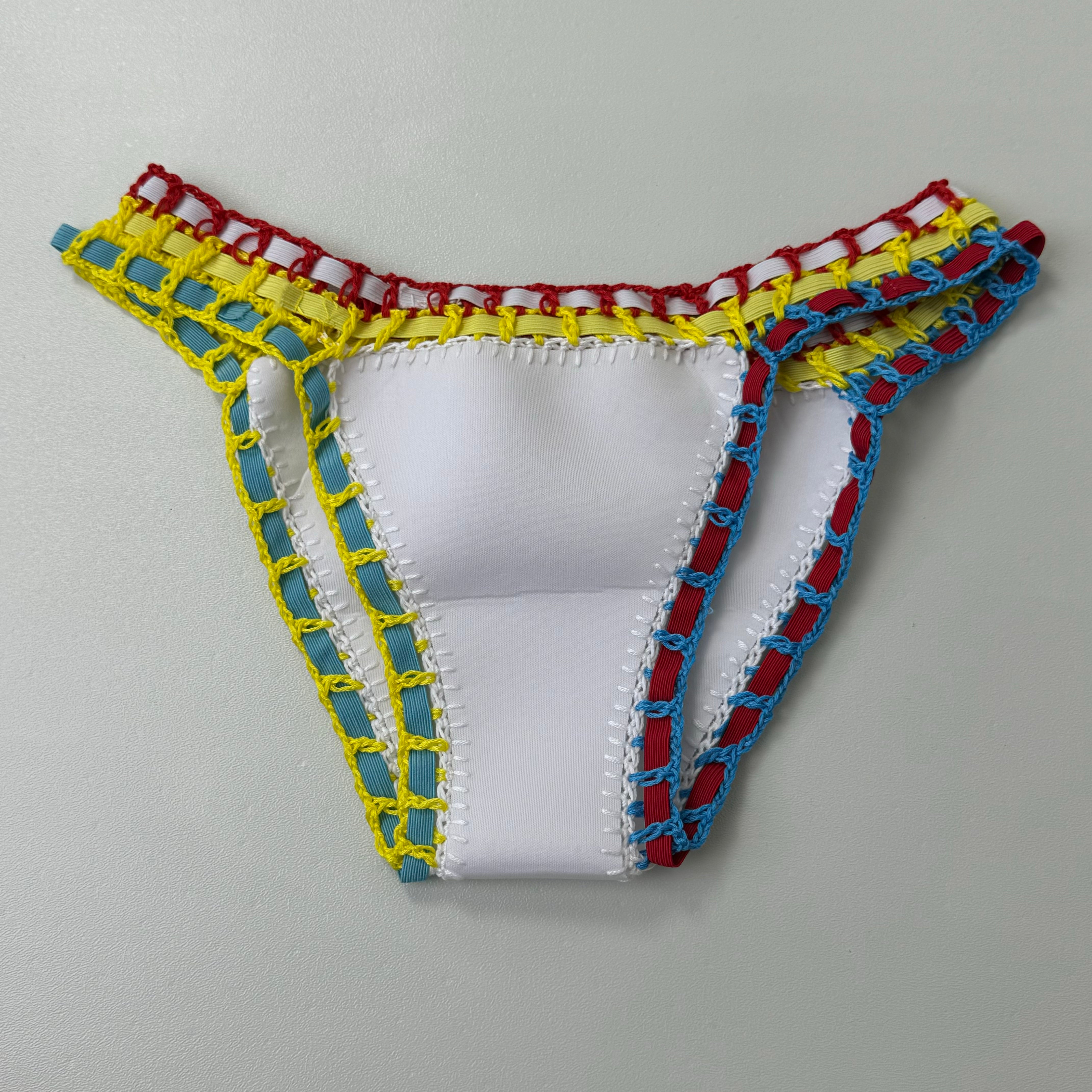 Ribbon-edge color-patterned bikini set