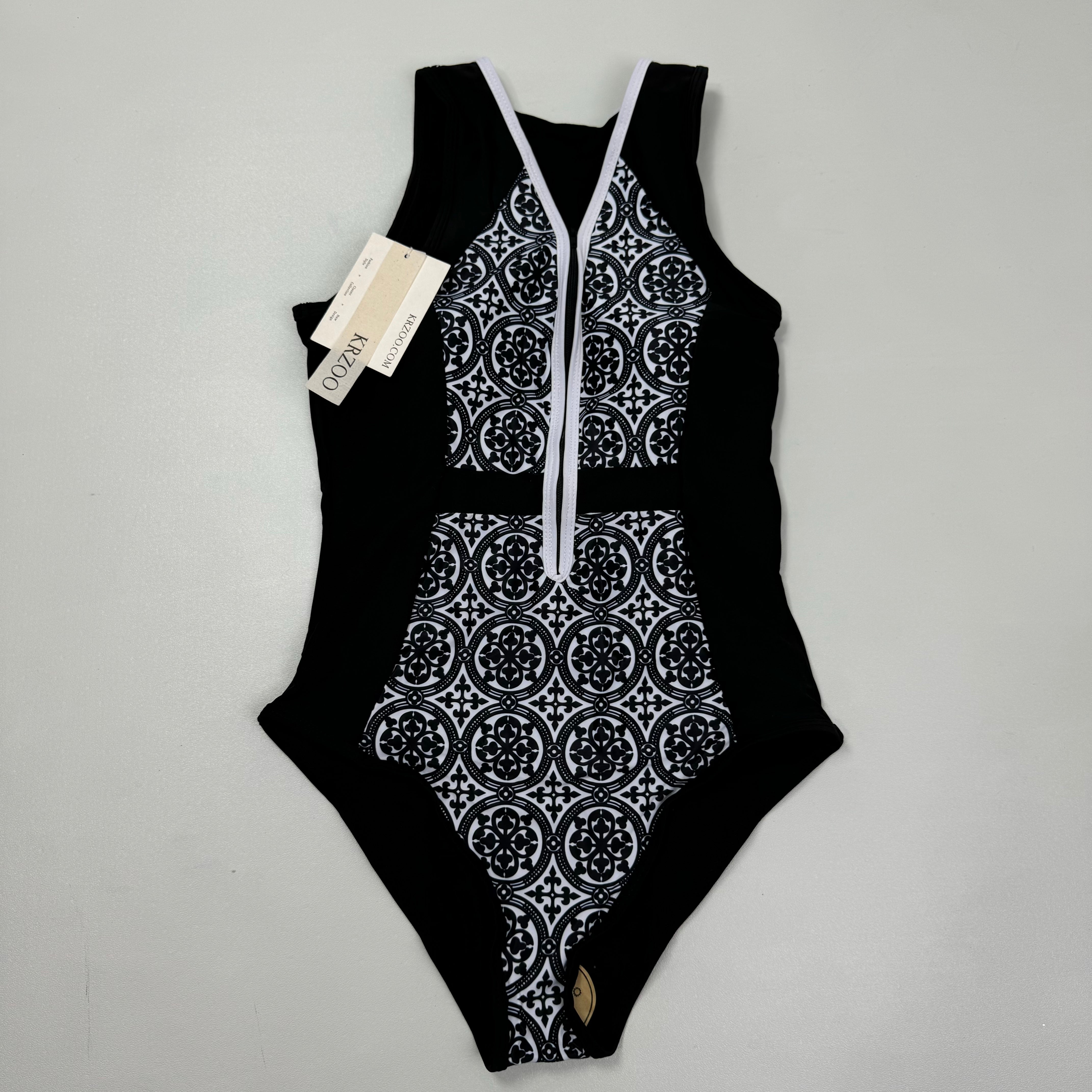 Zip-up one-piece swimming suit