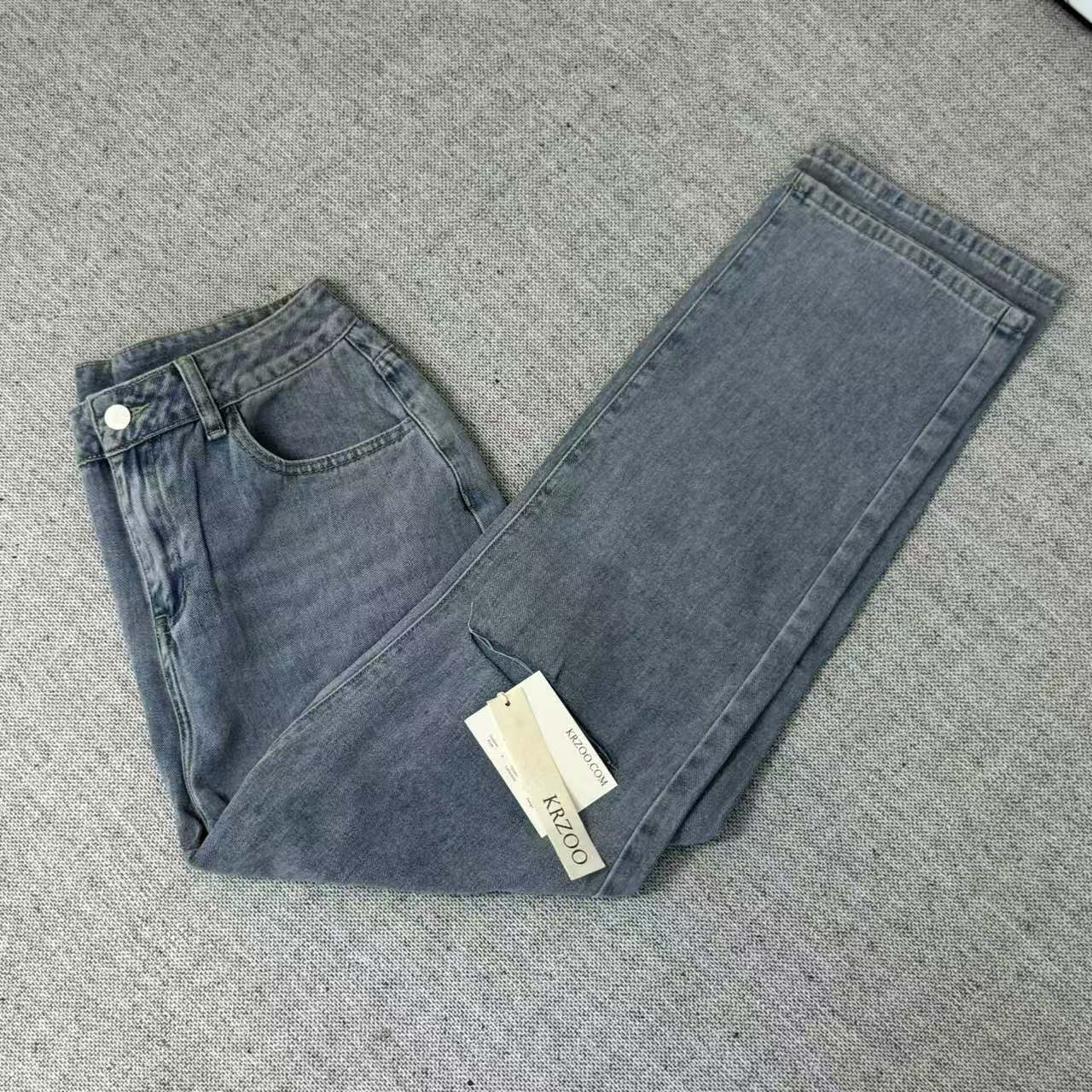 High-waist fringed fabric cutting through the jeans
