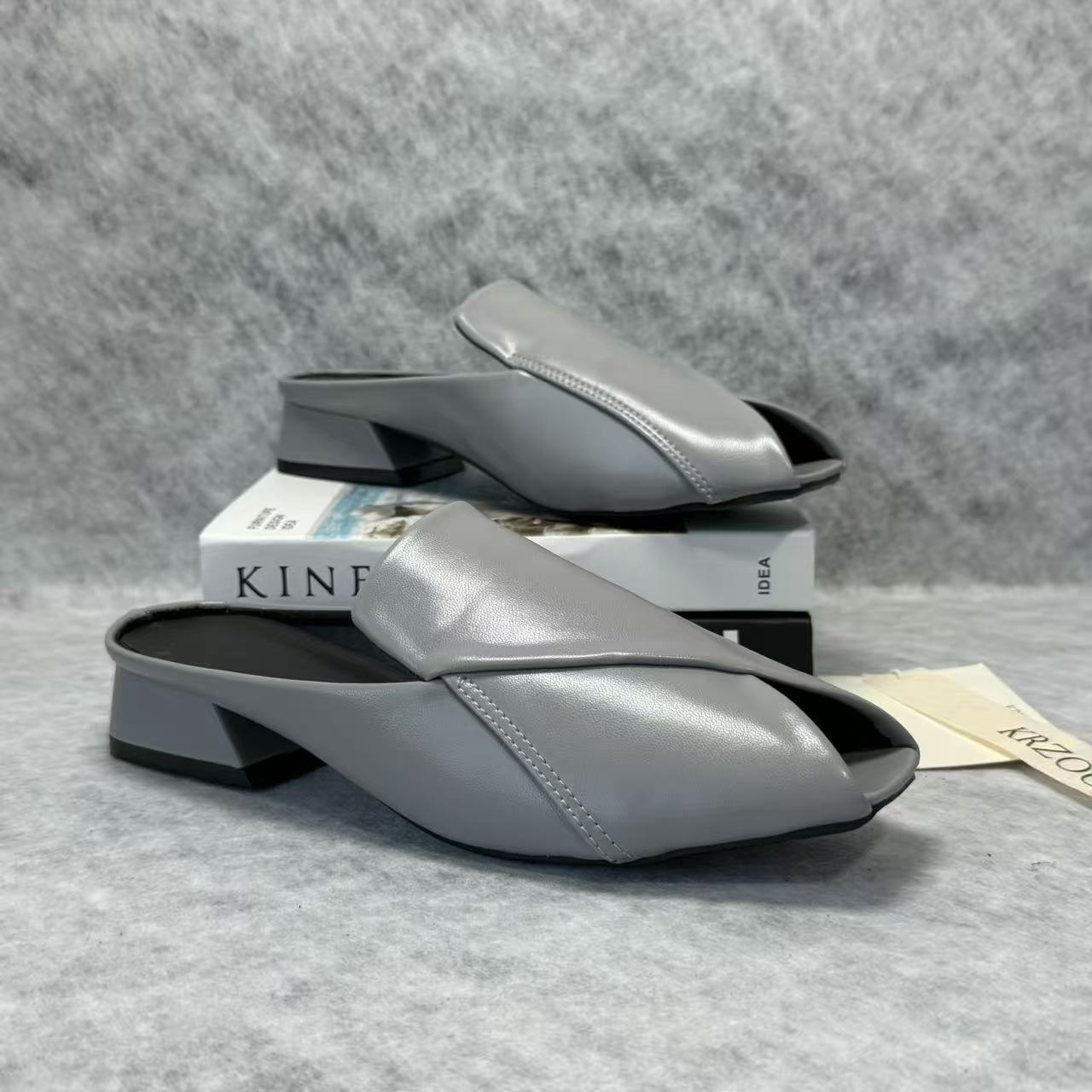 Square-toe open-toe square heel low-heeled shoes