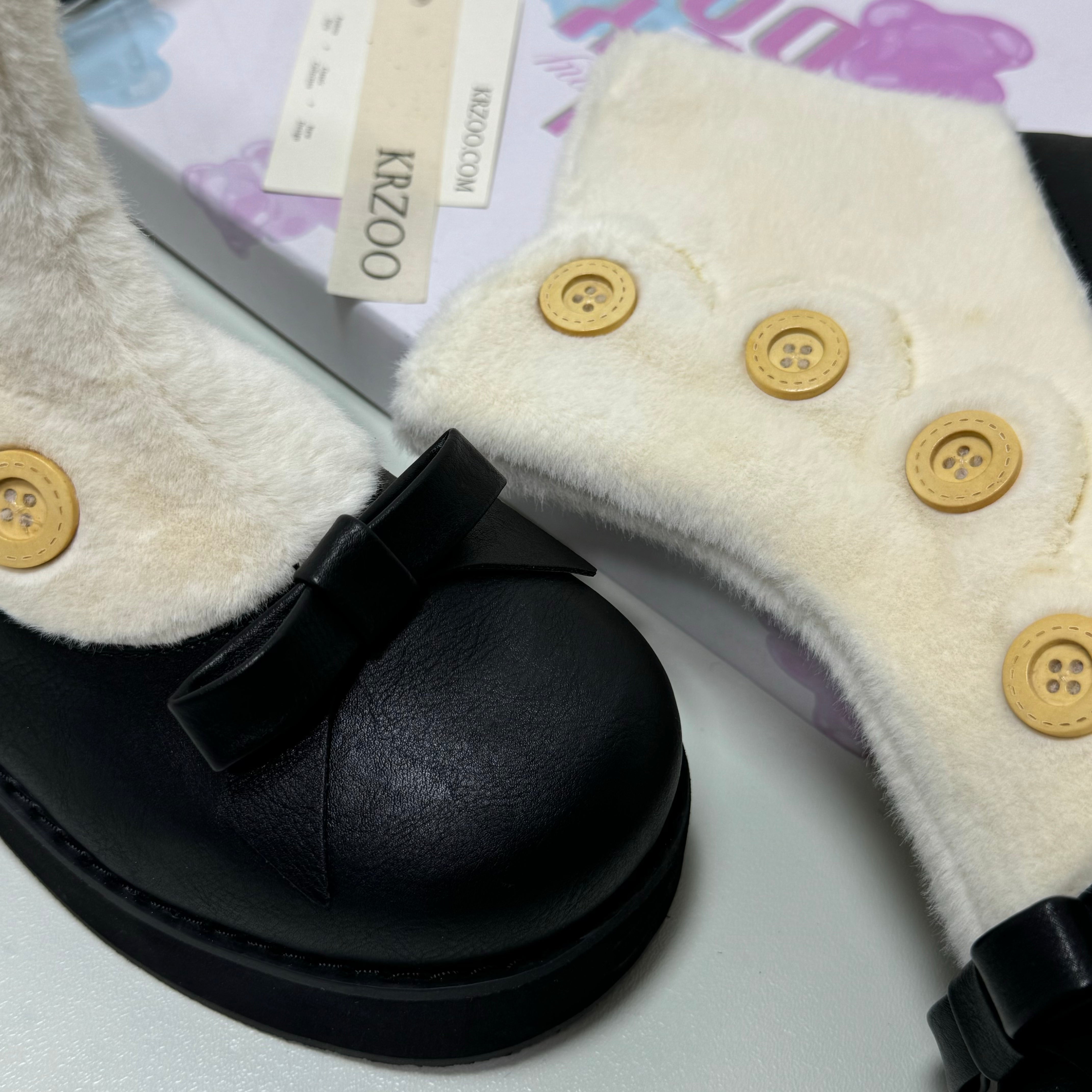 Short boots with round toes and thick low heels