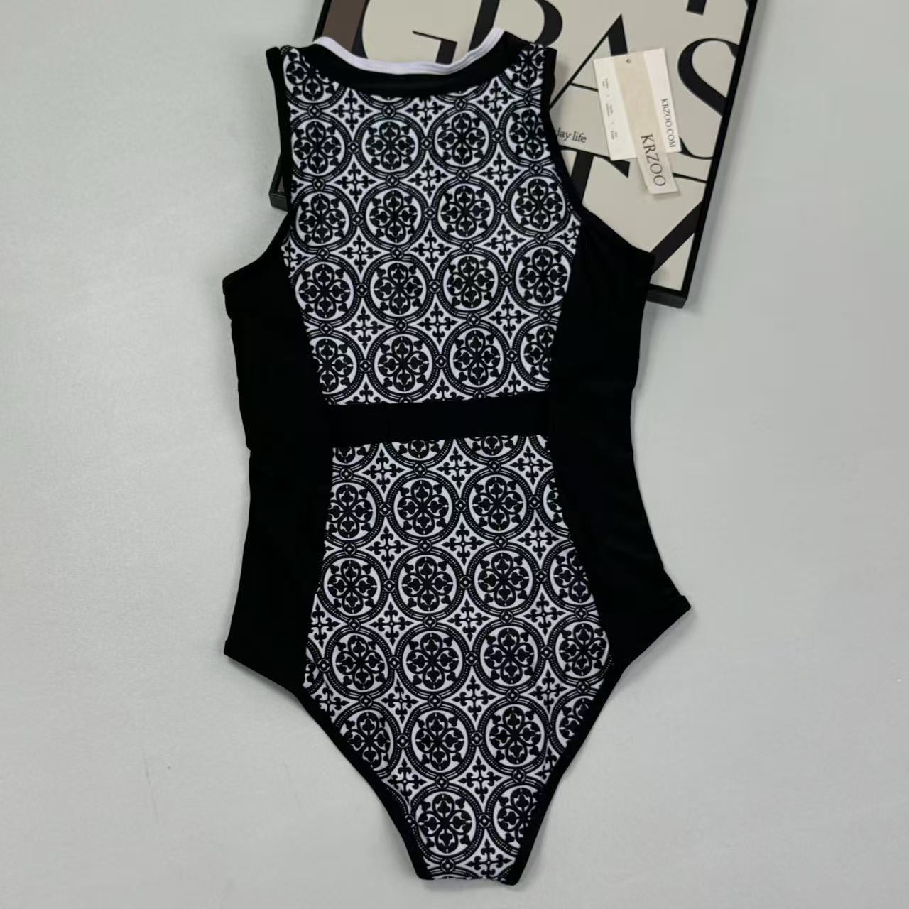 Zip-up one-piece swimming suit
