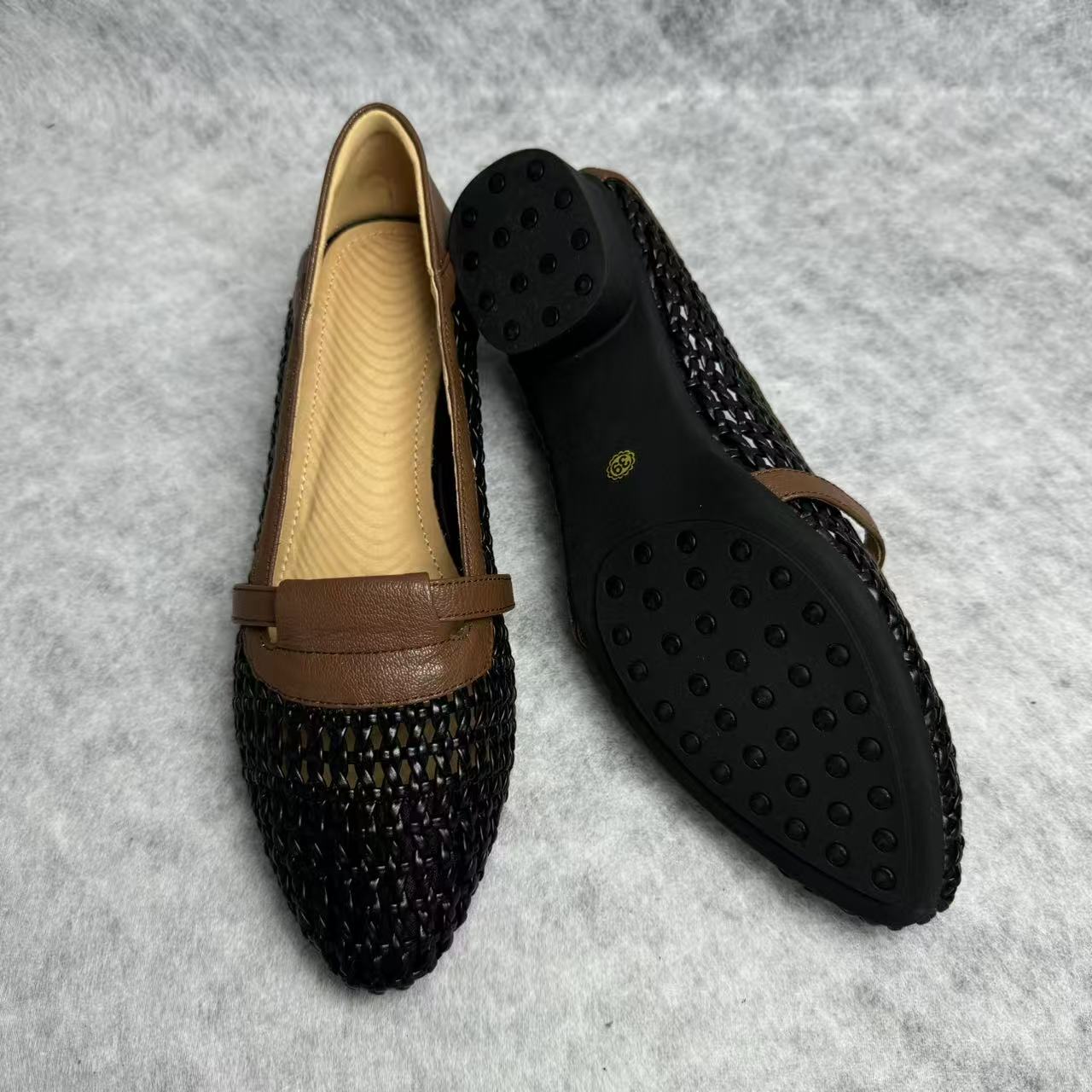 Hollow-woven square-toe shoes
