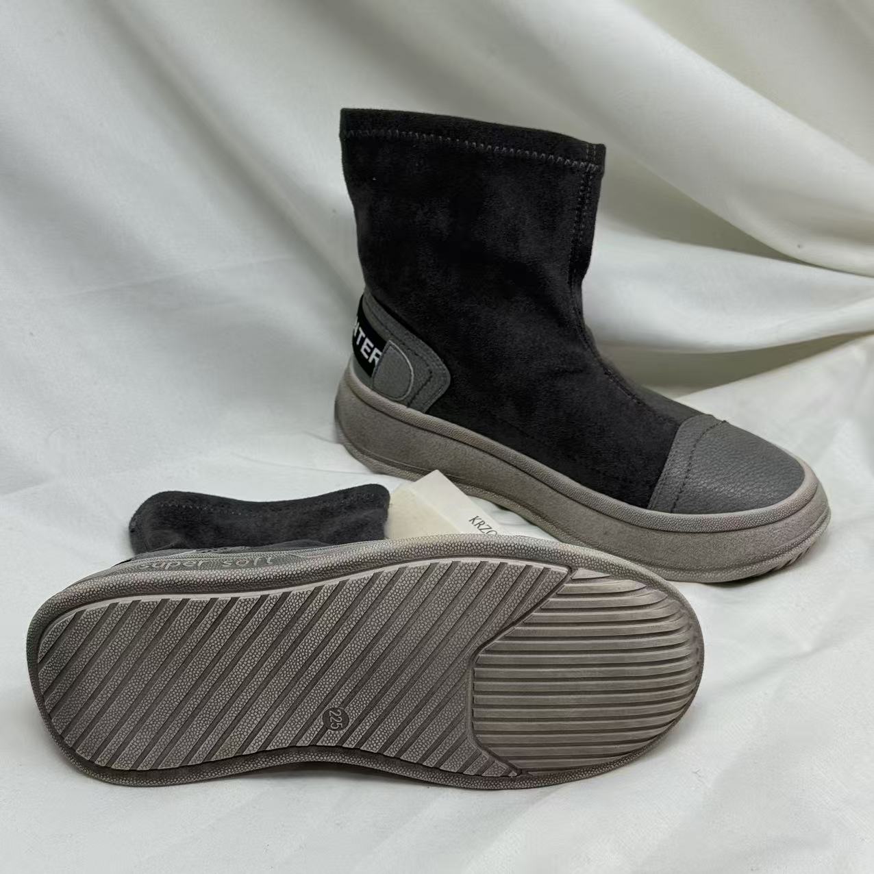 Elastic thick-soled short boots with soft bottom