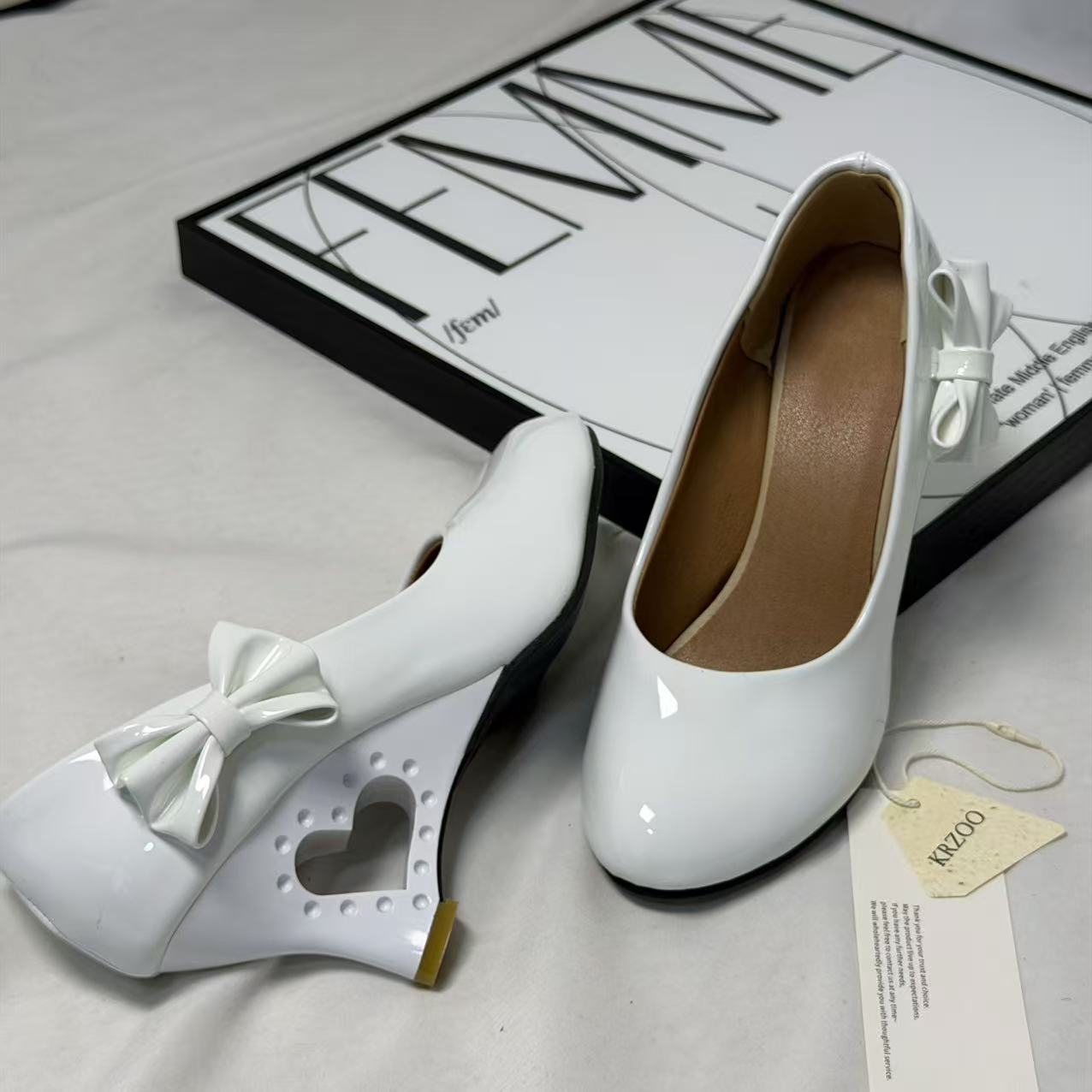 Pegged bow leather shoes