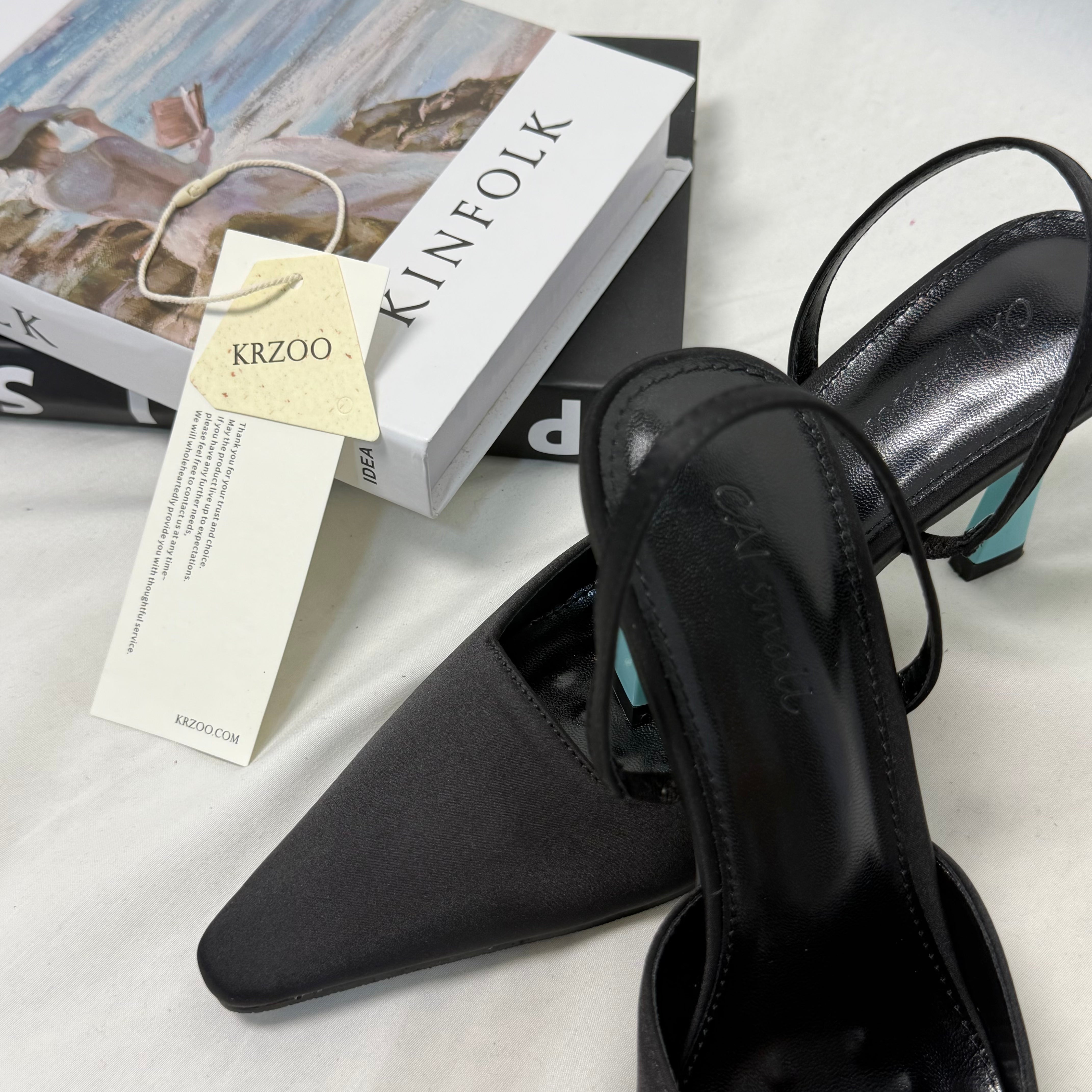 Round-toe low-cut one-strap high-heeled shoes
