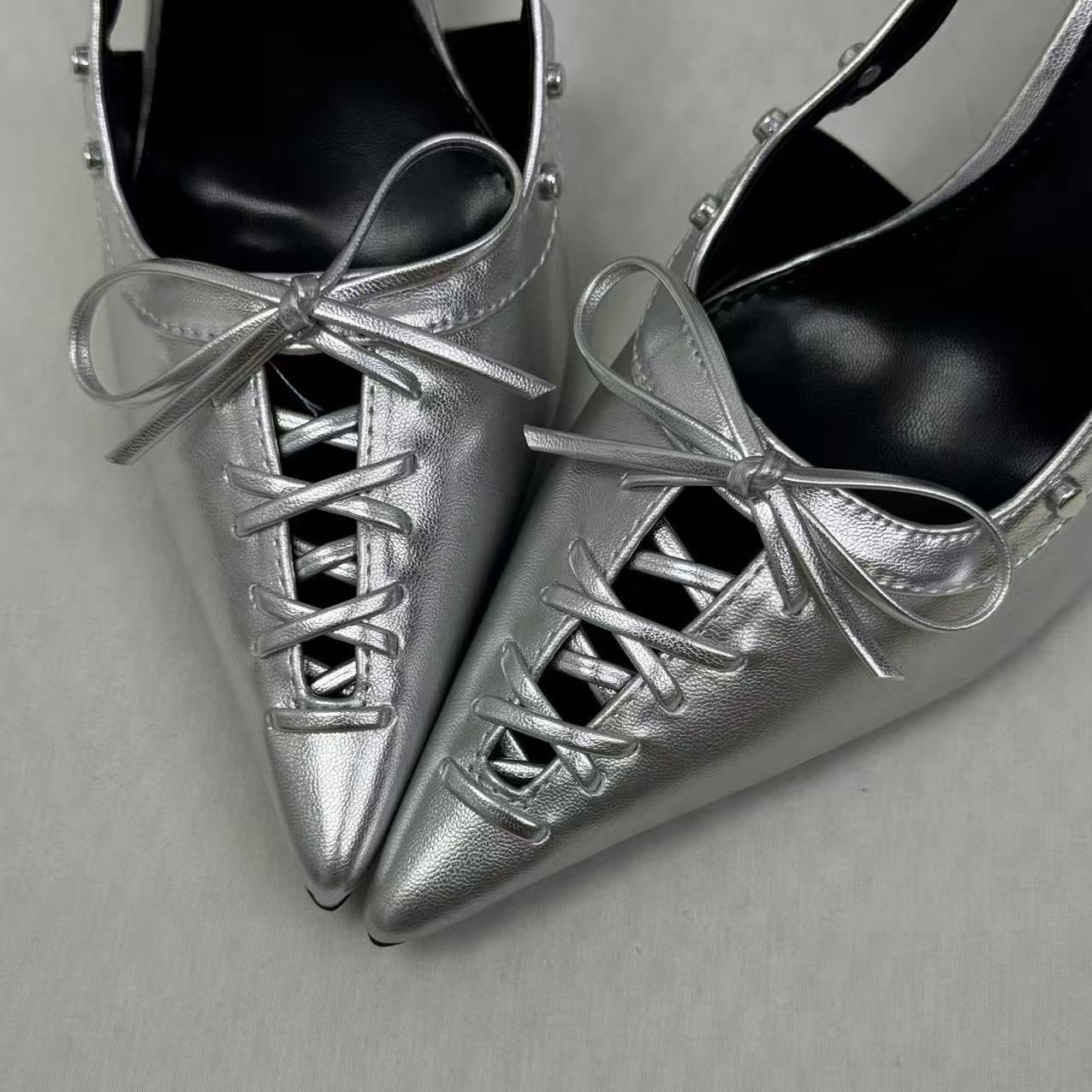 Low-cut hollowed-out lace-up low-heeled shoes