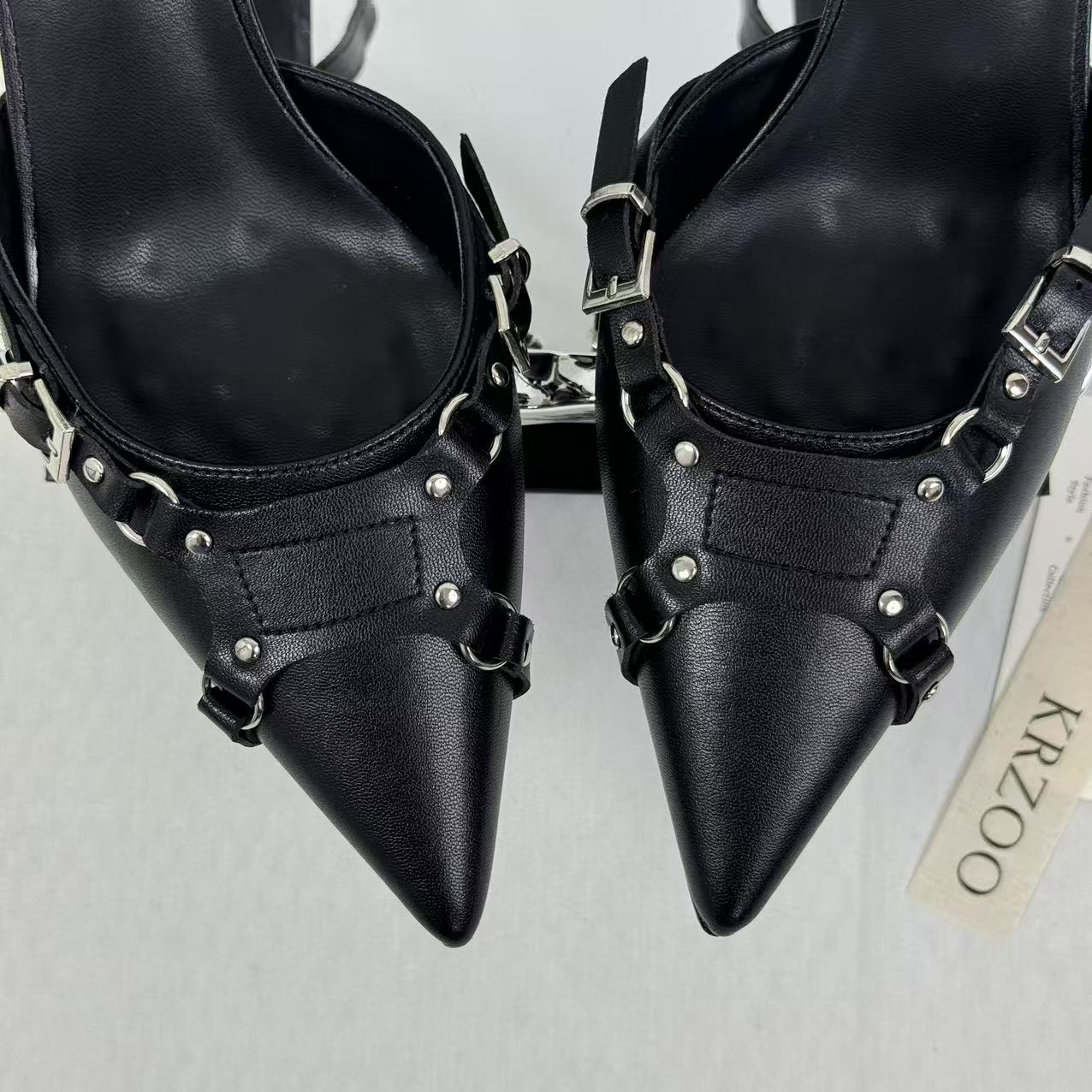 Pointed-toe high heels with a sophisticated style