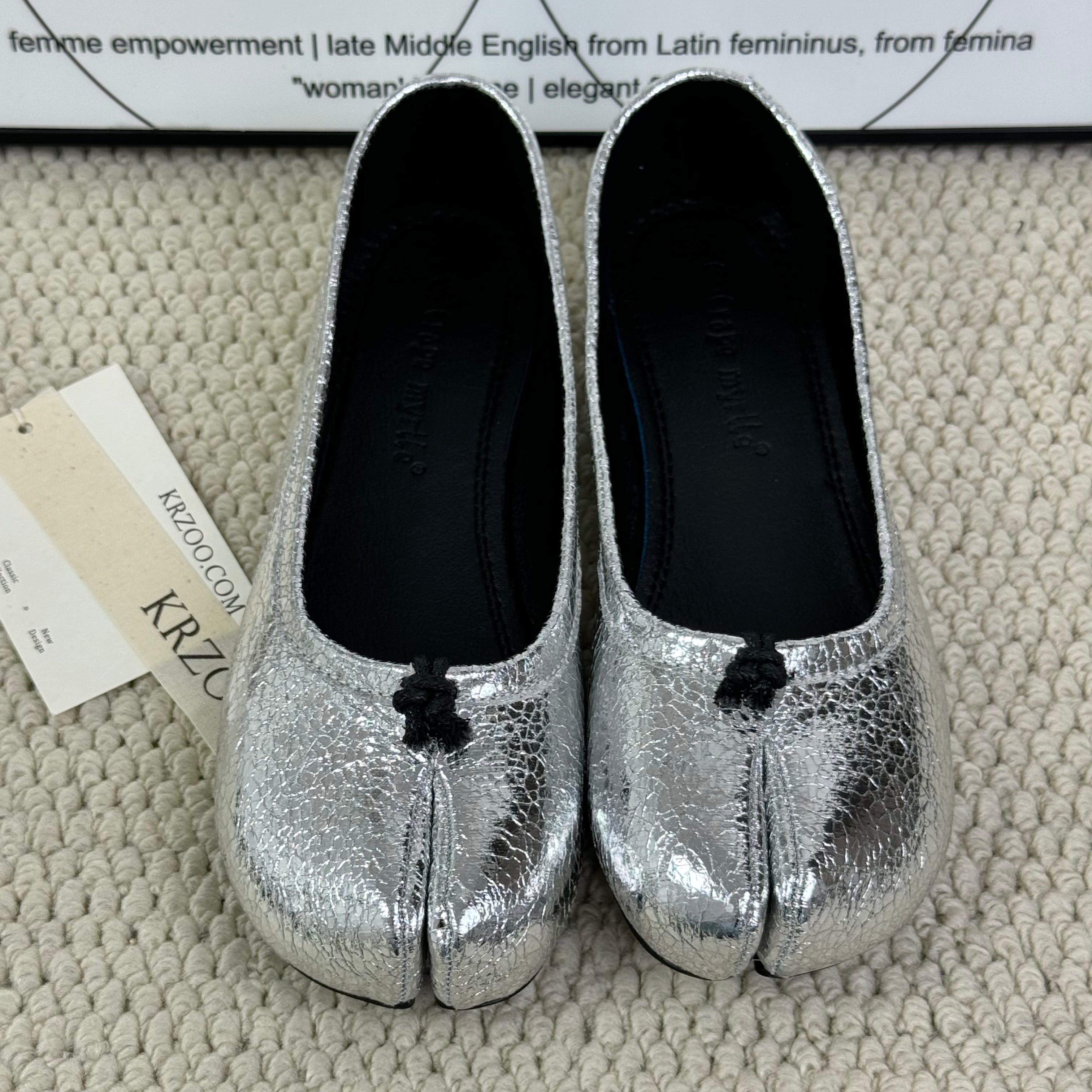 Pig's feet with toe-shaped small leather shoes
