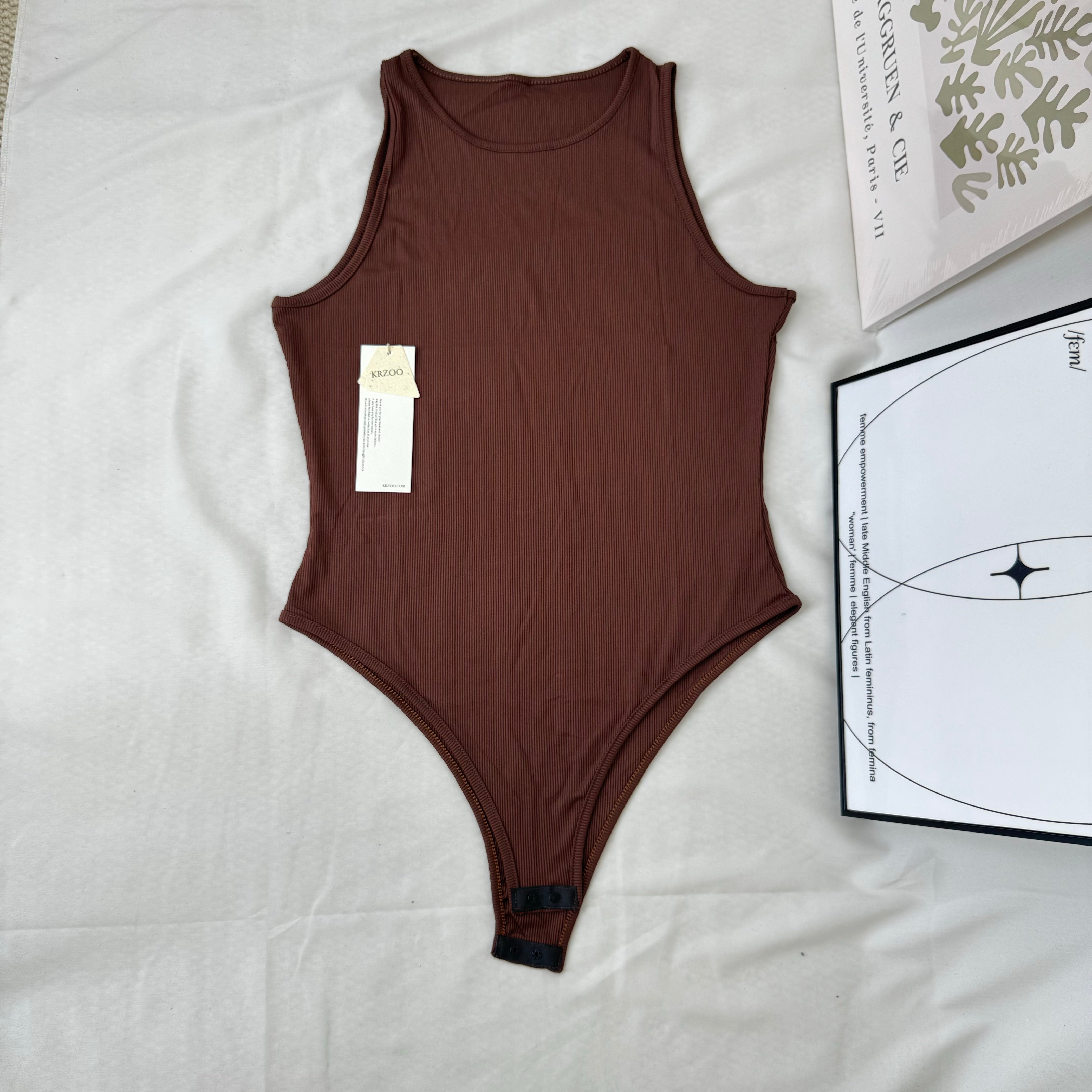 Sleeveless placket one-piece suit