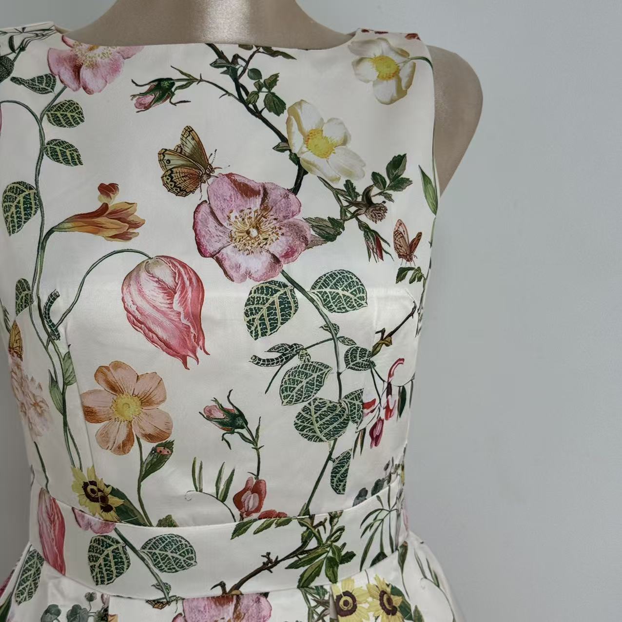 A slimming pleated printed dress