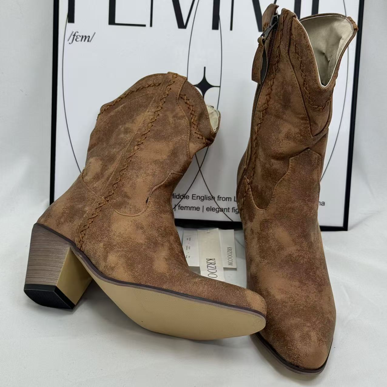 Pointed-toe side-zip short boots