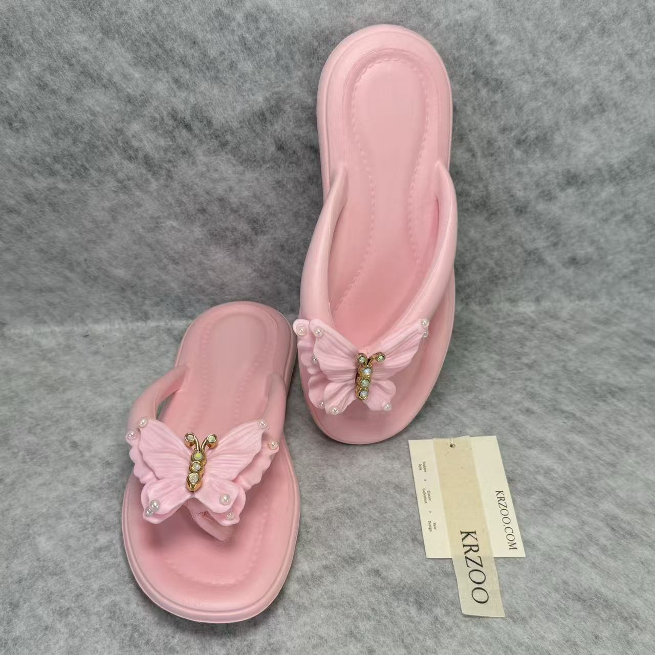 Diamond-shaped bow flip-flops