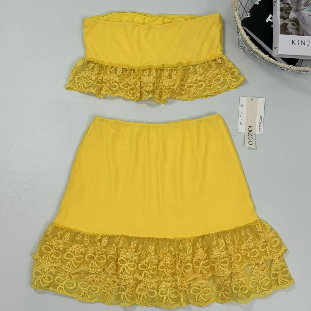 Strapless bust-hugging skirt with lace set