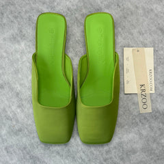 Round-headed satin-covered triangular heel