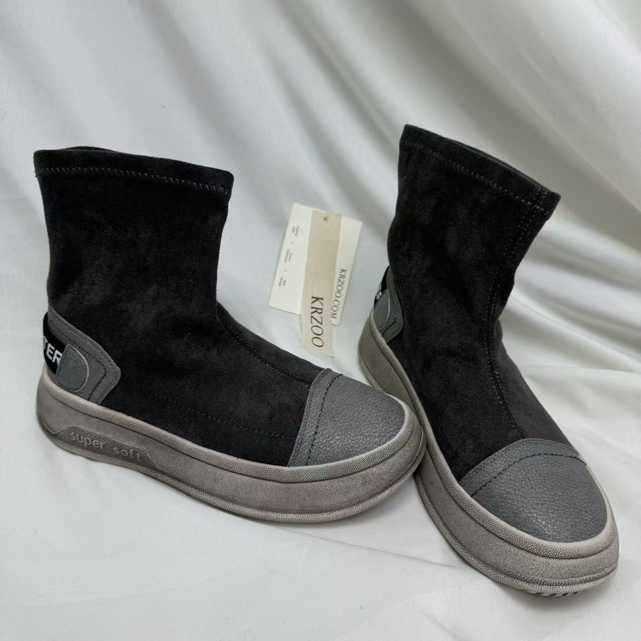 Elastic thick-soled short boots with soft bottom