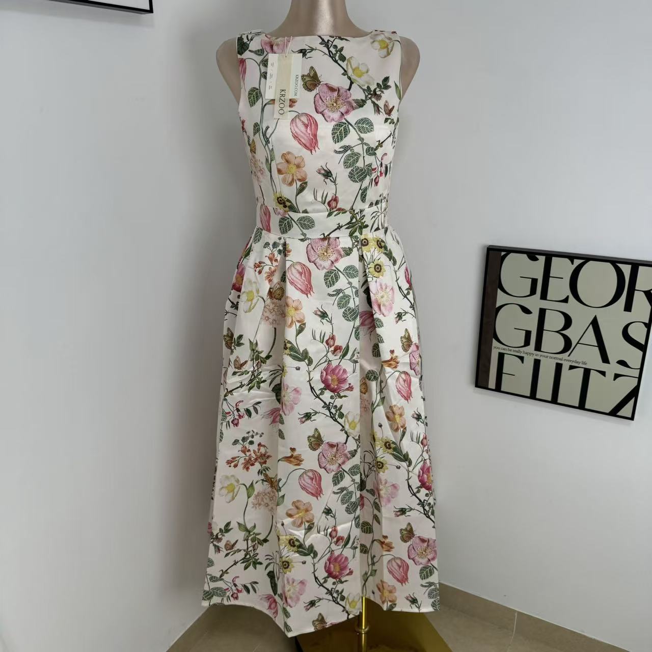 A slimming pleated printed dress