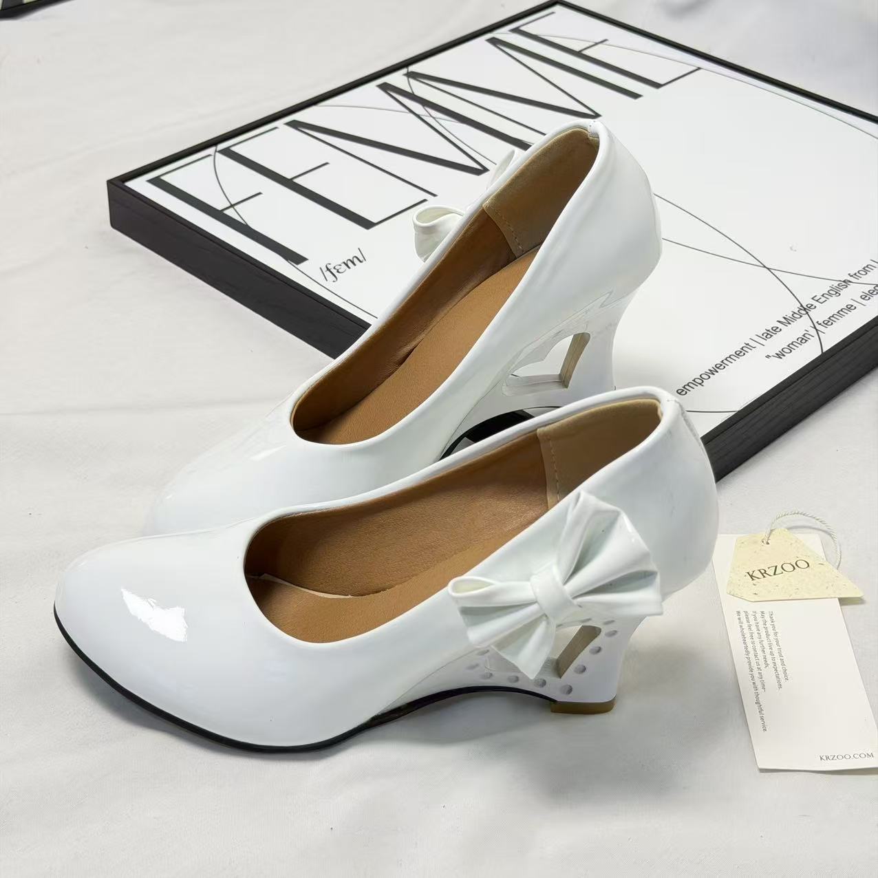 Pegged bow leather shoes