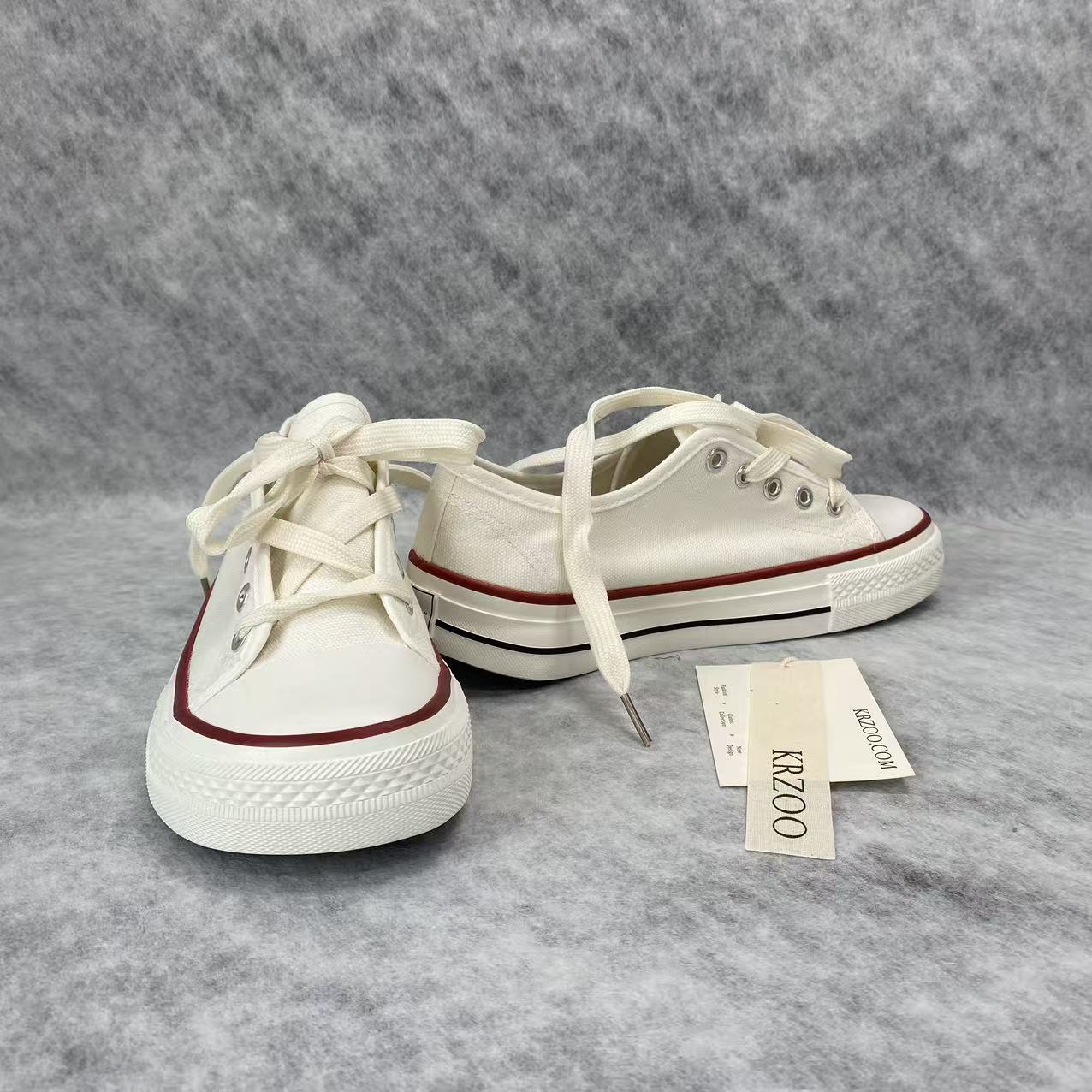 Low-top canvas shoes with laces and low heel