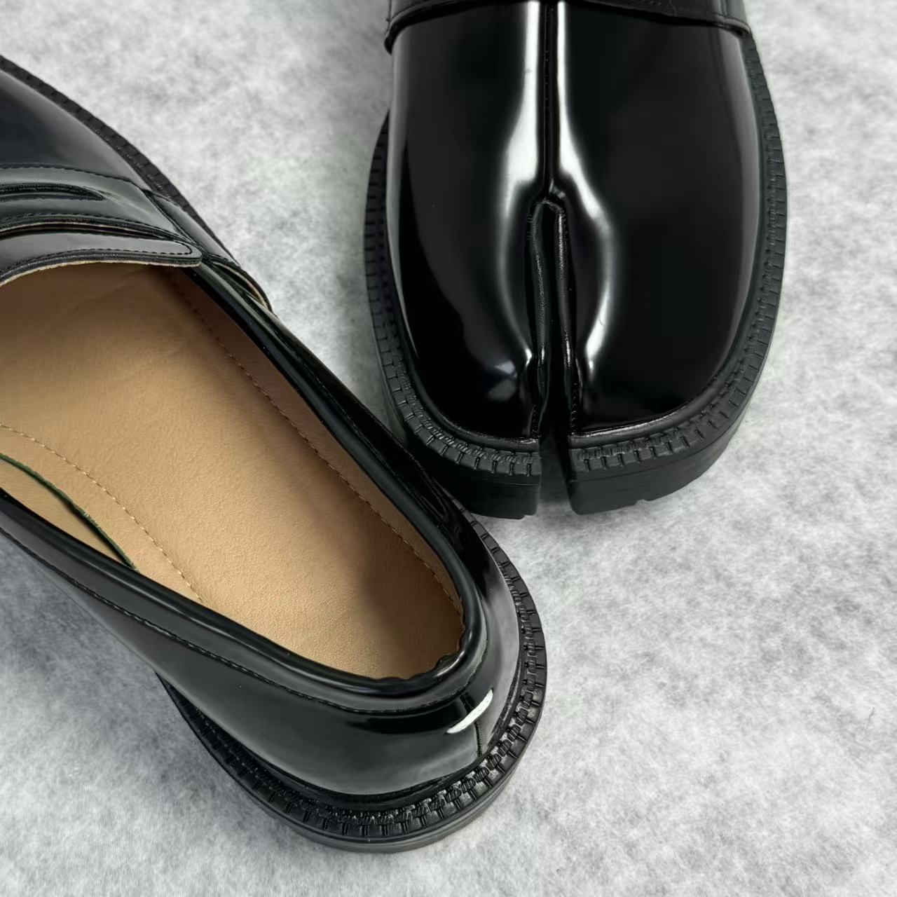 Split-toe shoes with pigtail laces and small leather shoes