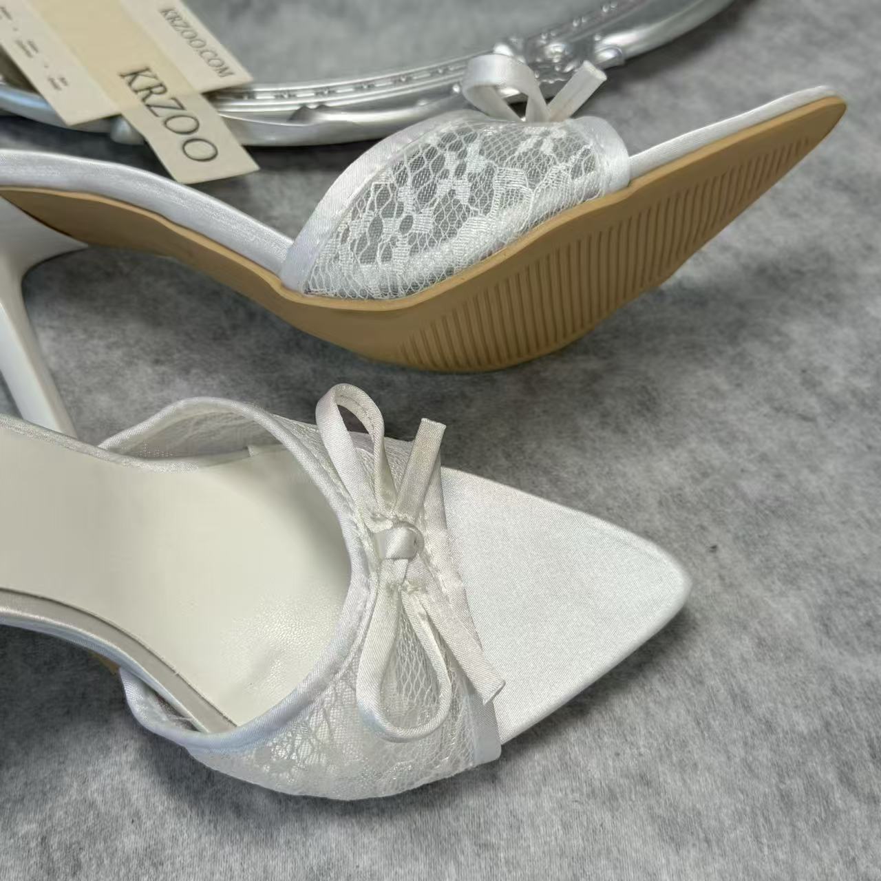 Lace pointed-toe embroidered bow high heels