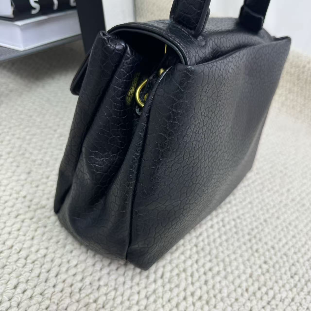Pitot commuter crossbody bag