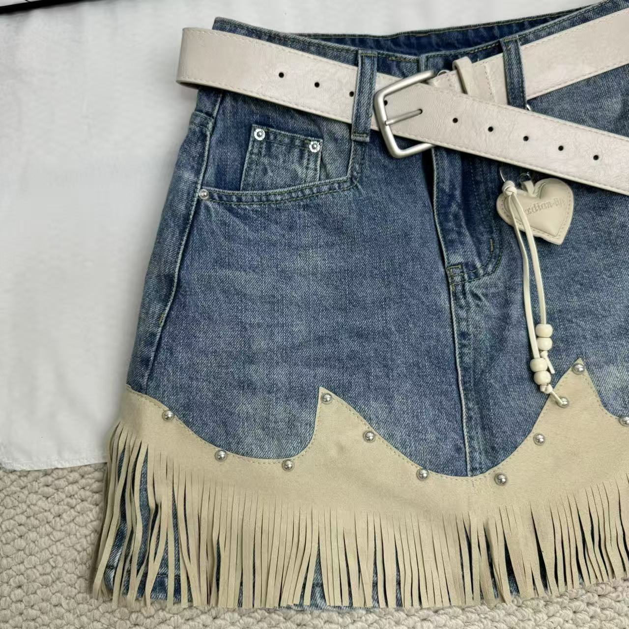 Tassel-embroidered short skirt