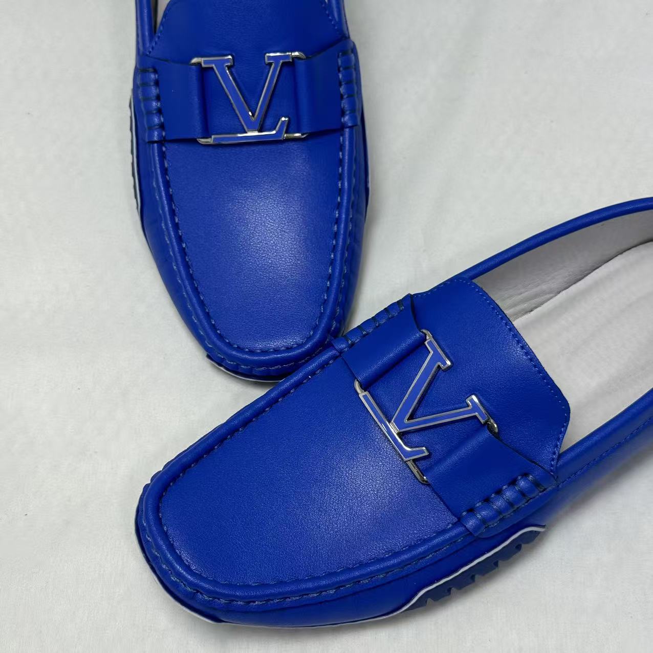 The British kicks off their leather shoes