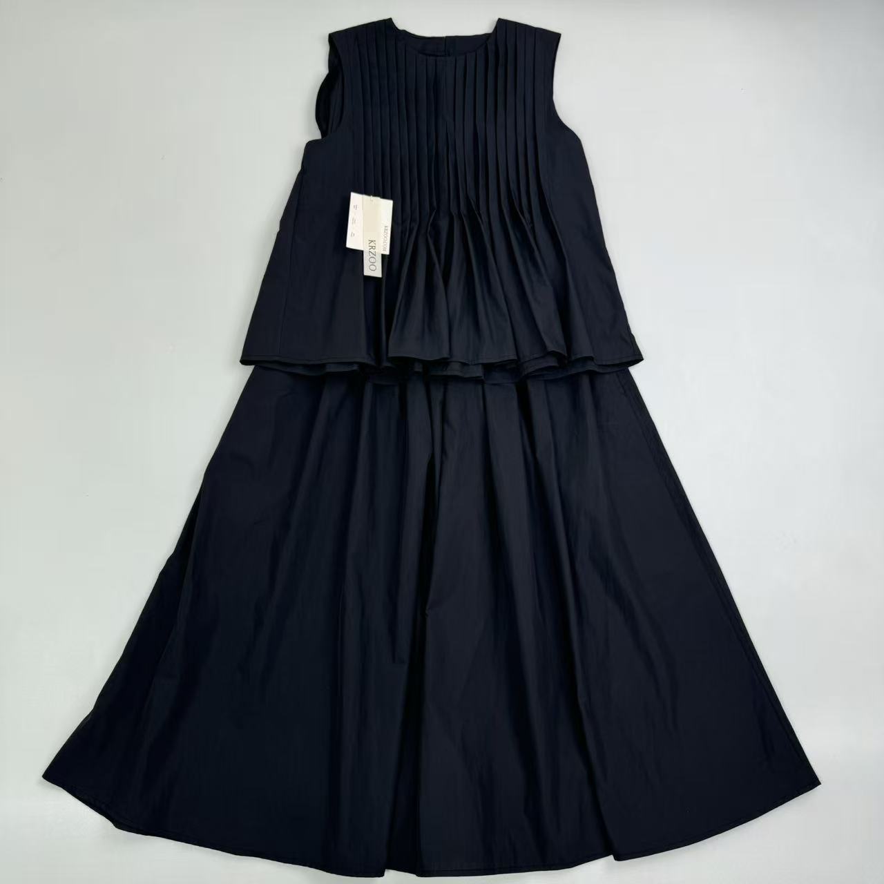 Round-neck sleeveless pleated blouse and skirt set
