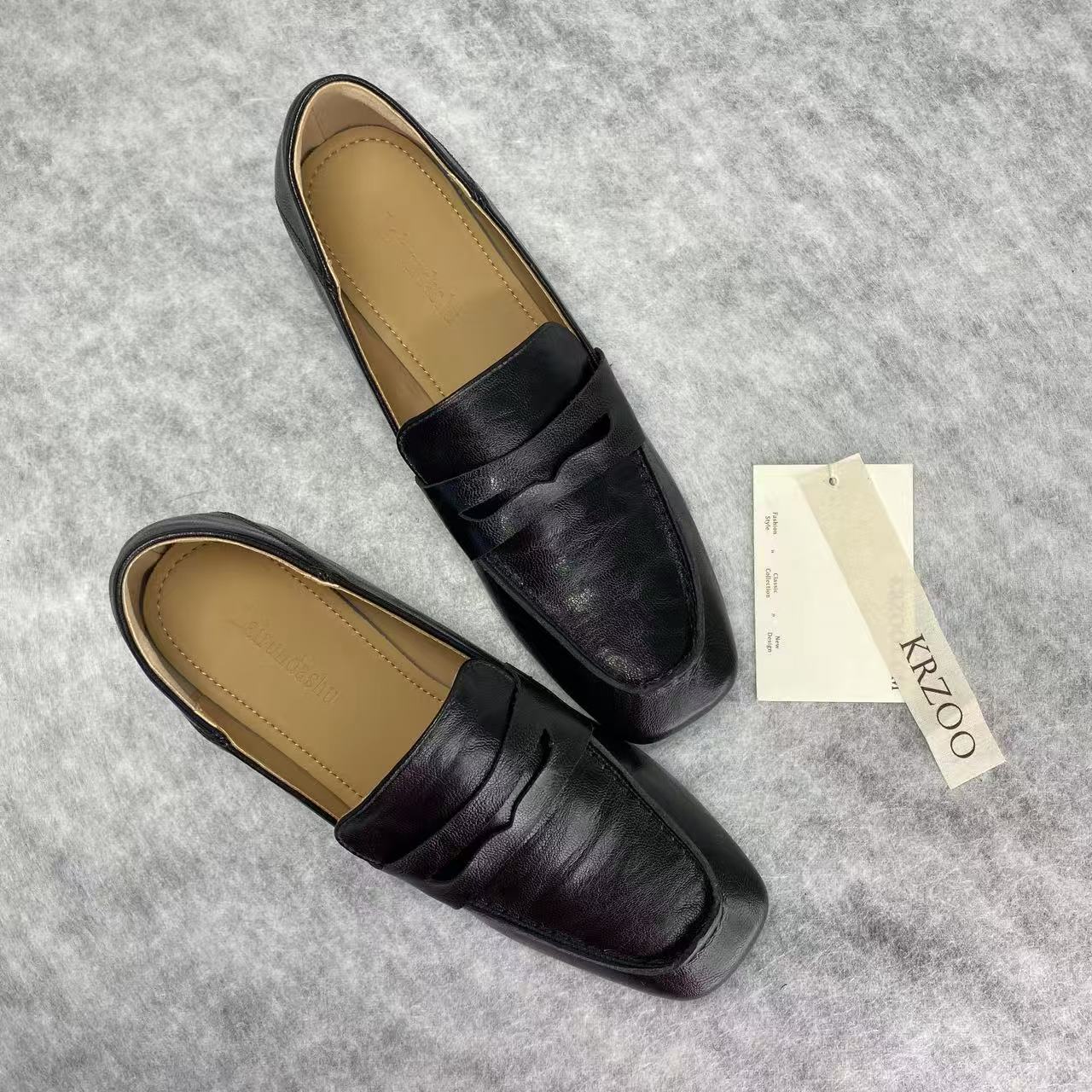 Soft-soled flat-bottomed commuting shoes