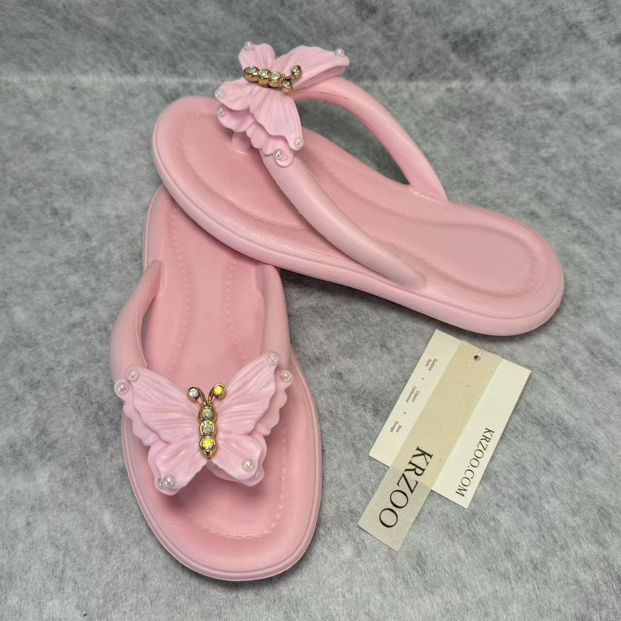 Diamond-shaped bow flip-flops