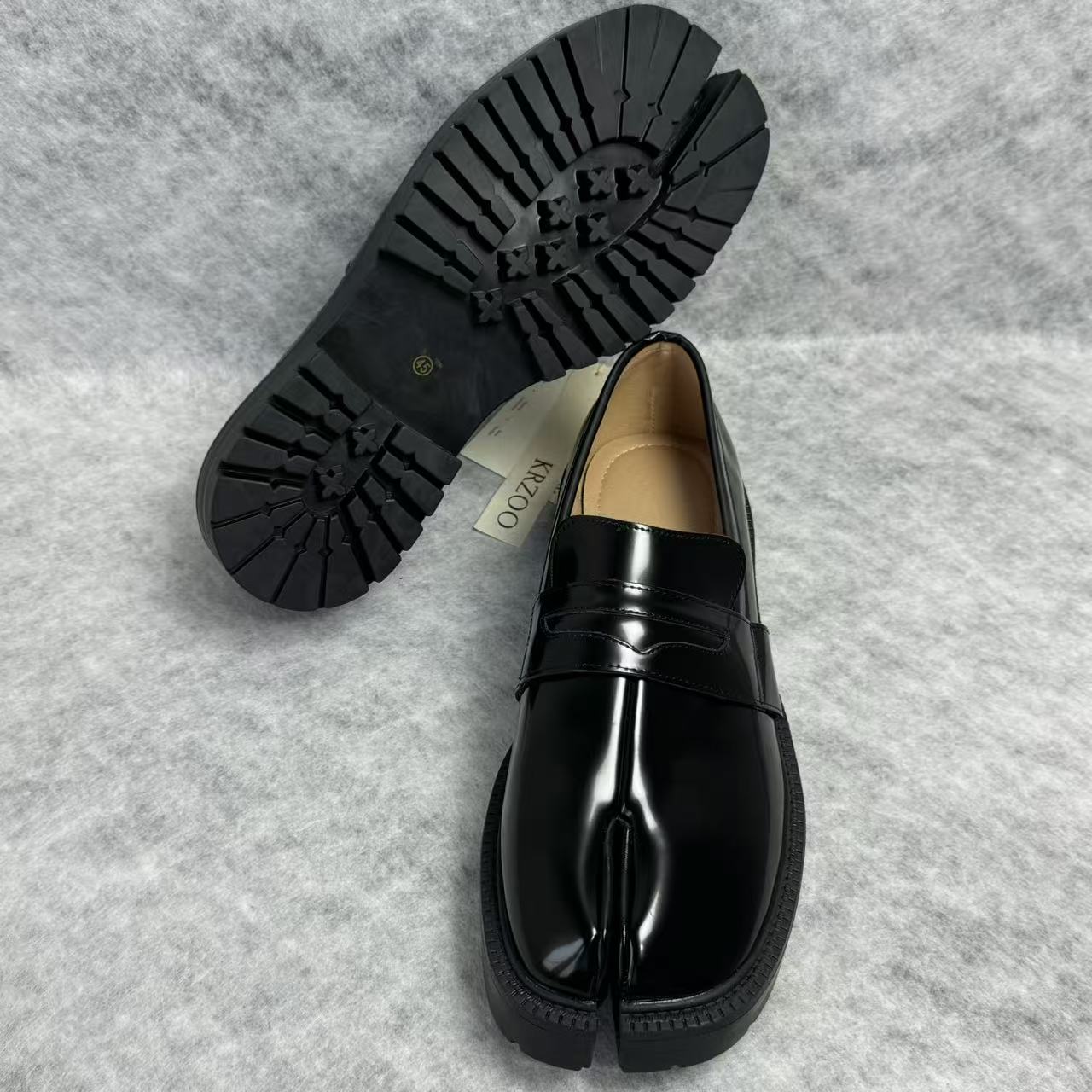Split-toe shoes with pigtail laces and small leather shoes