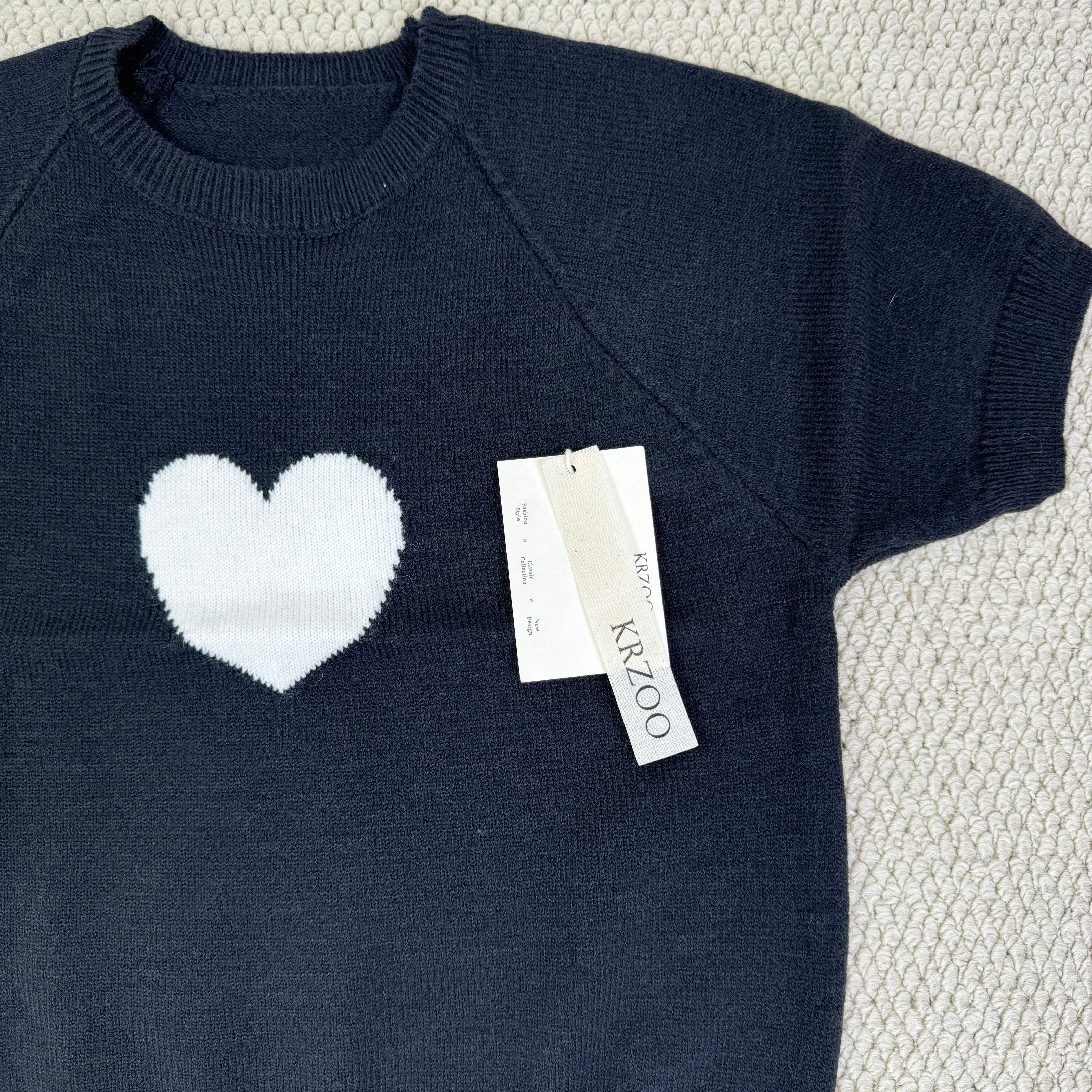 Round-neck heart patterned short-sleeved shirt
