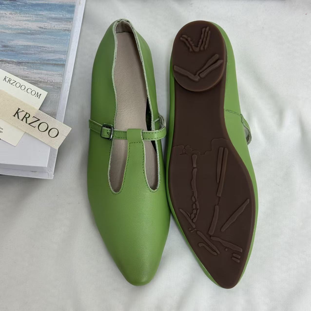 Flat-bottomed pointed toe slip-on shoes