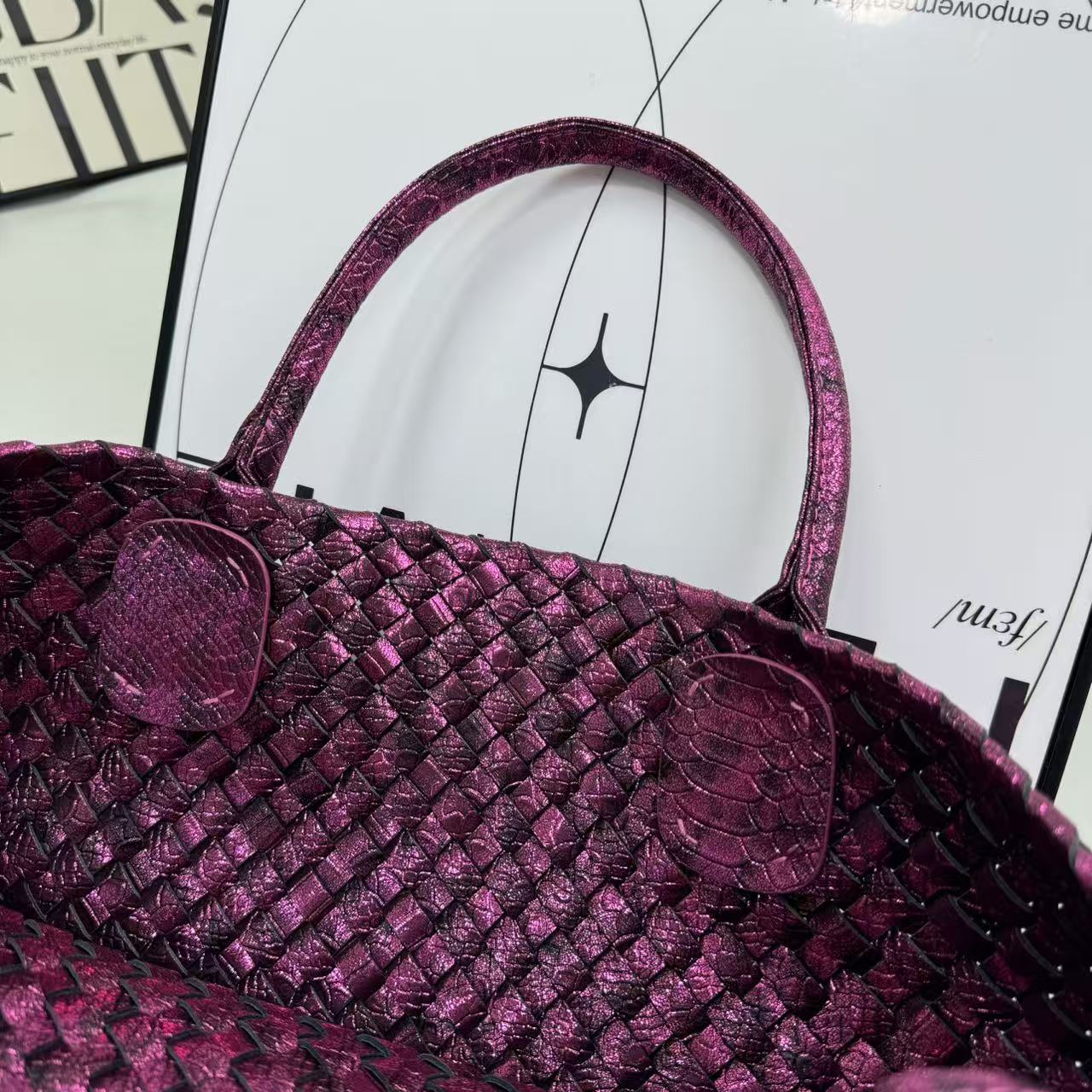 Snake-pattern woven shoulder bag