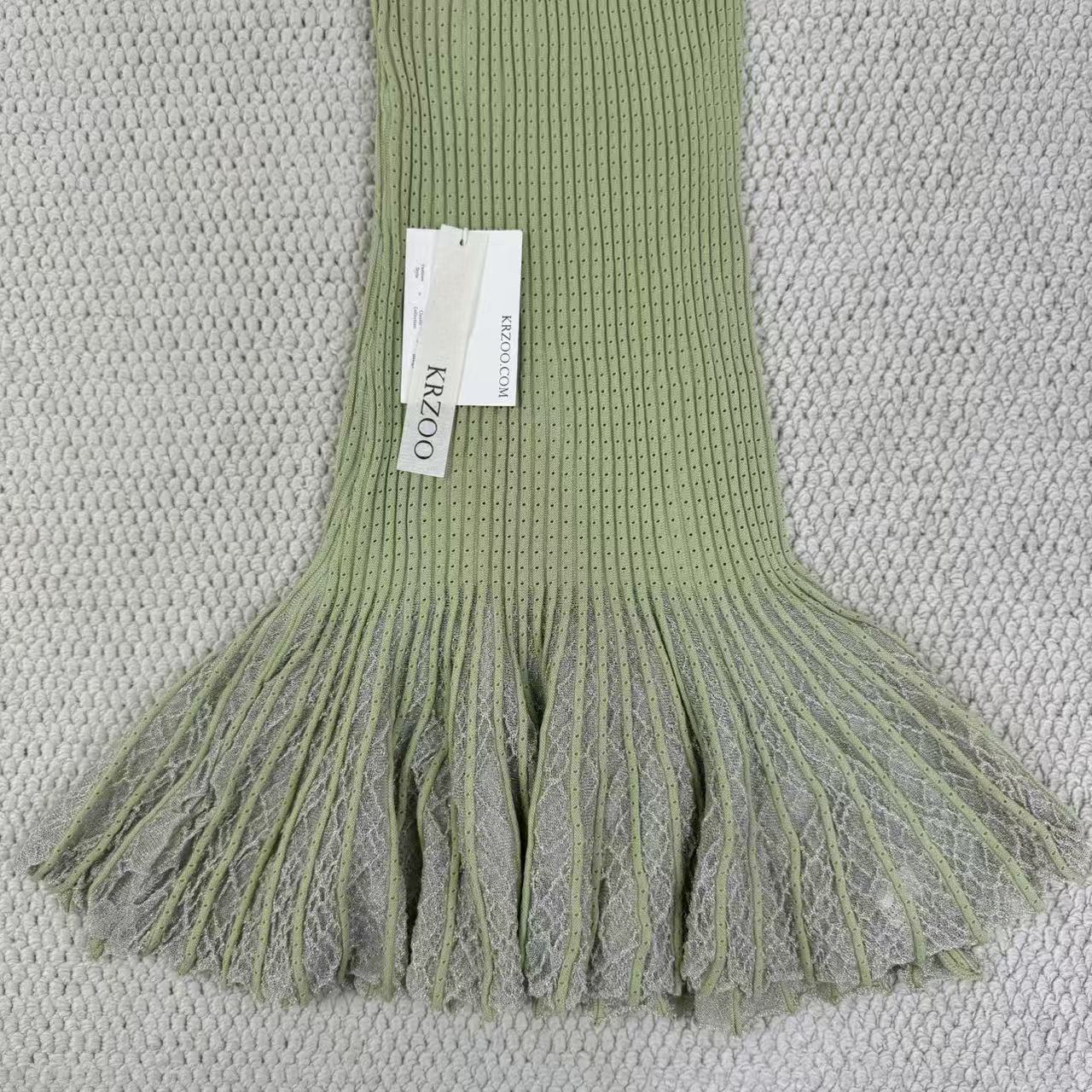 Skirt with contrasting bottom beads