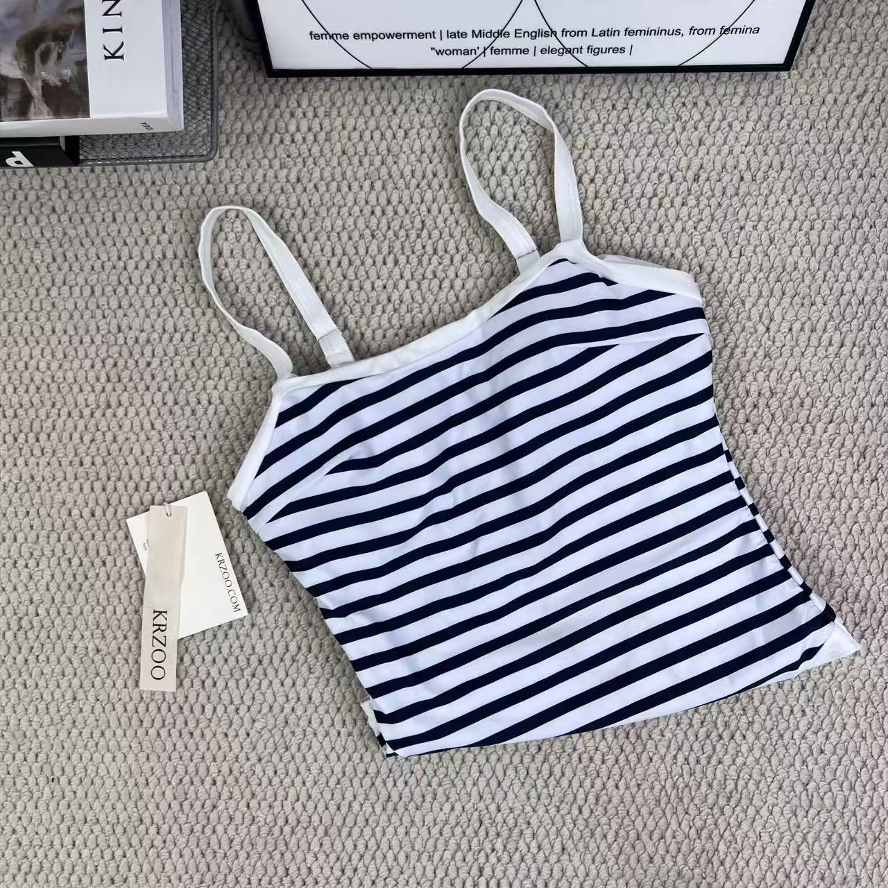 Color-blocked one-piece swimming suit