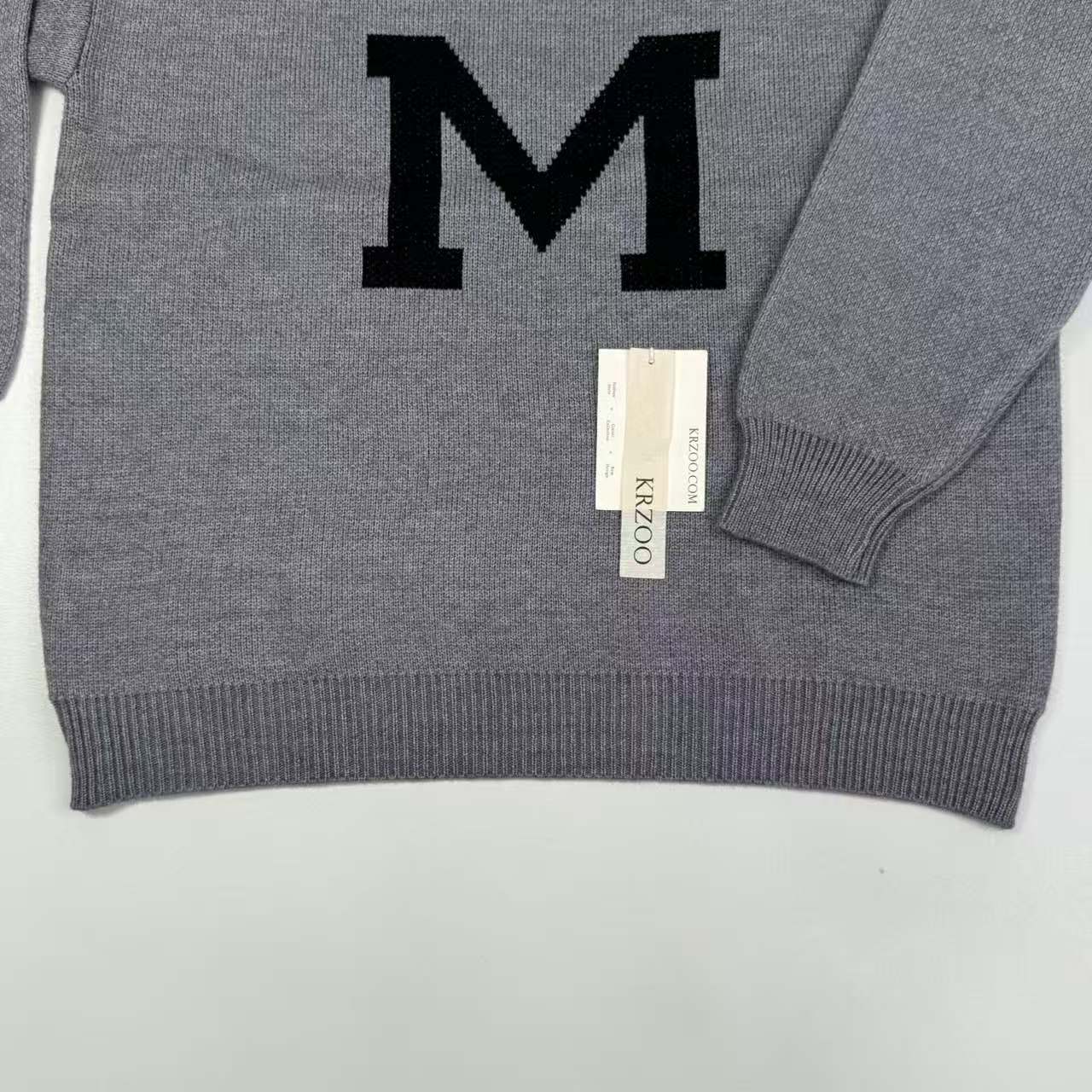 Letter patterned short-sleeved knit shirt