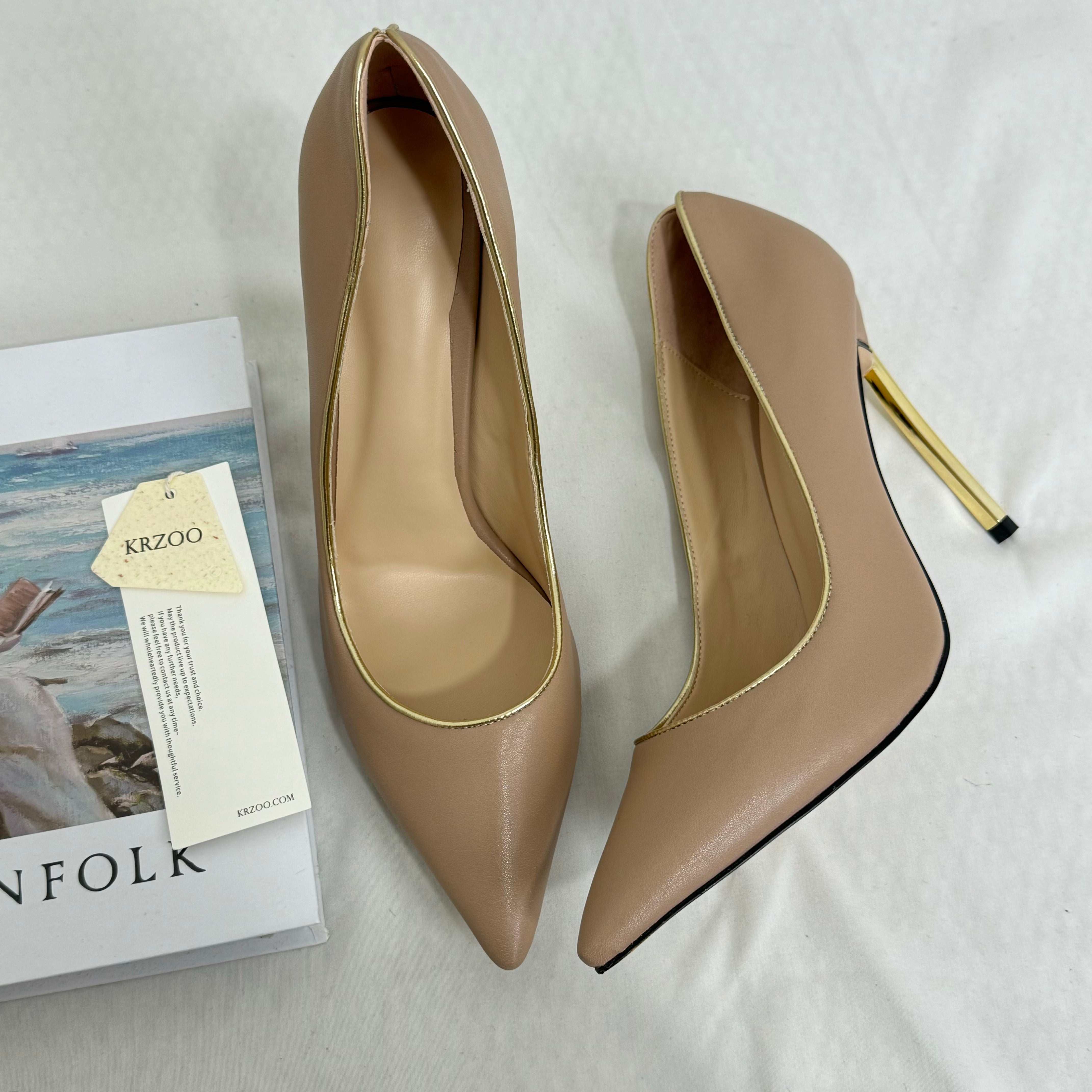 Pointed-toe low-heeled shoes