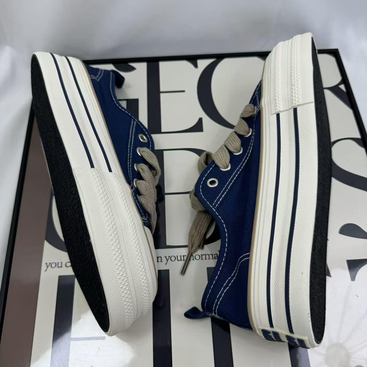 Canvas breathable thick-soled casual sneakers