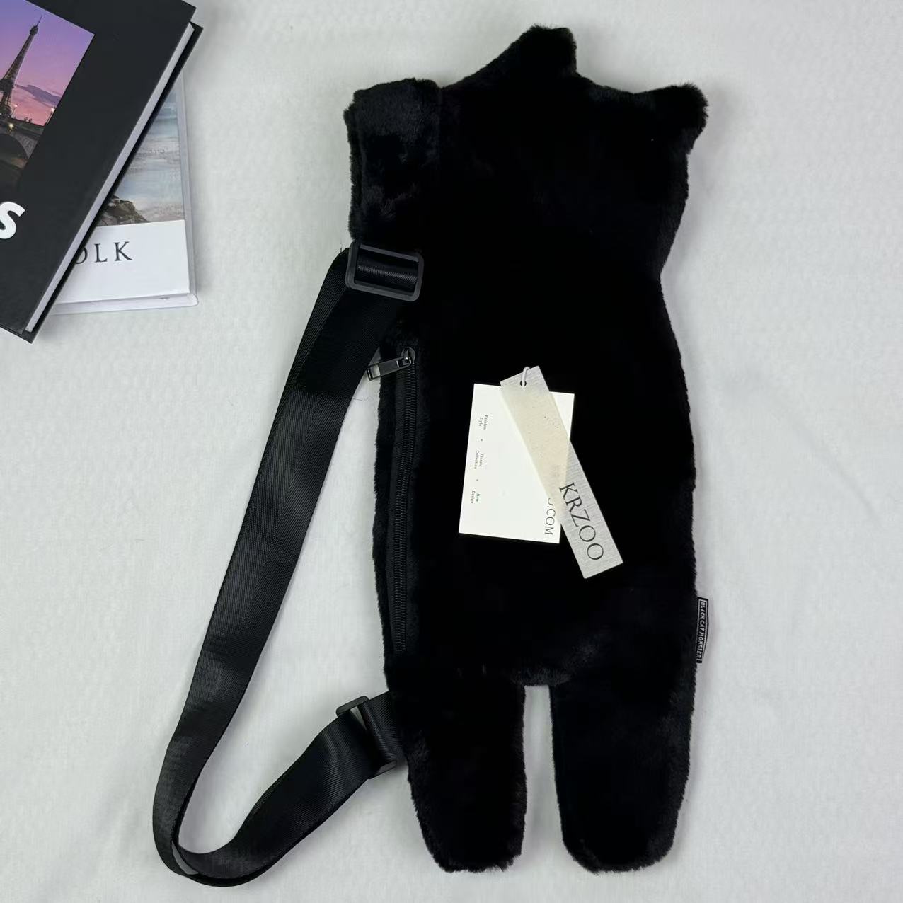 Black cat's underarm bag