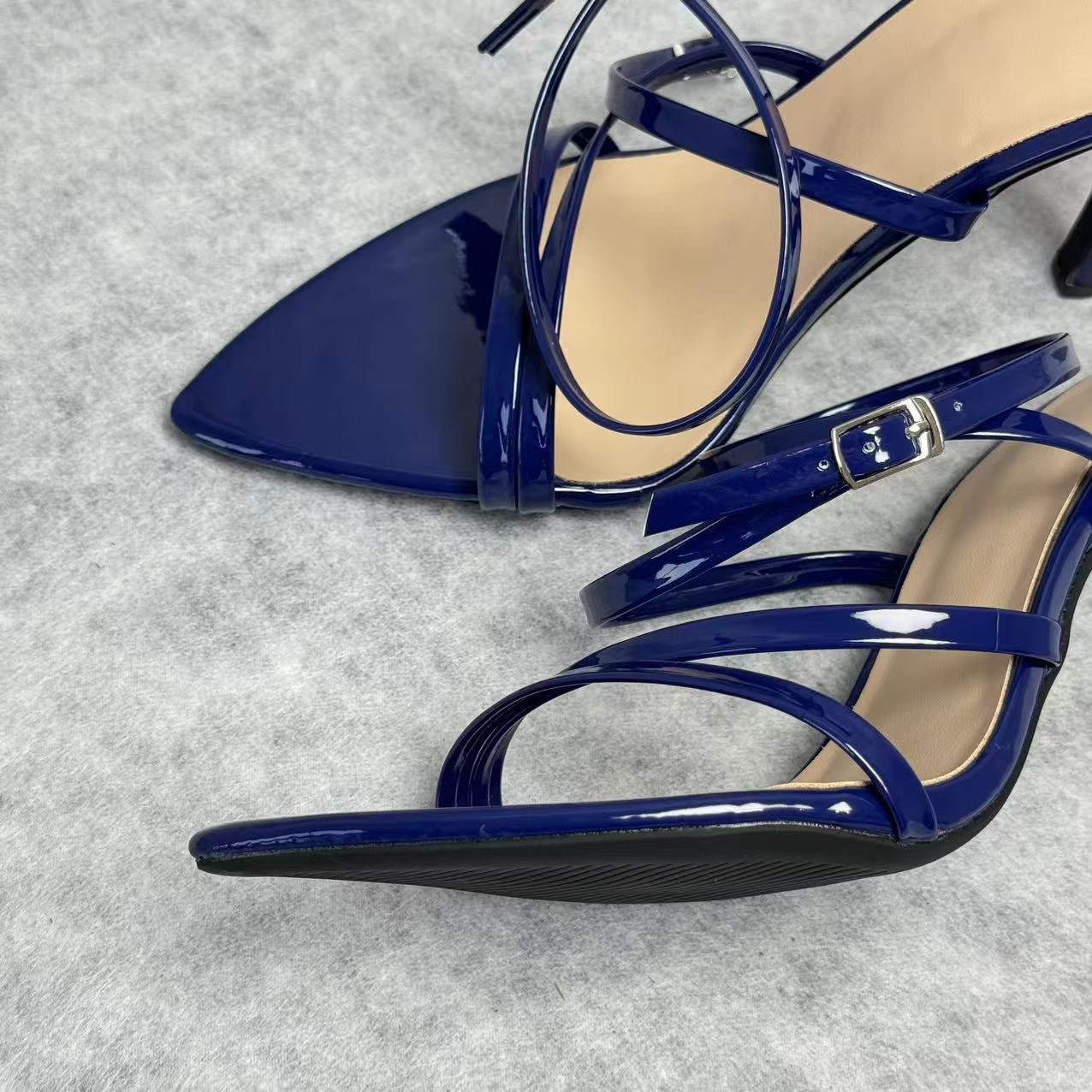 Pointed-toe patent leather cross ankle strap high heels