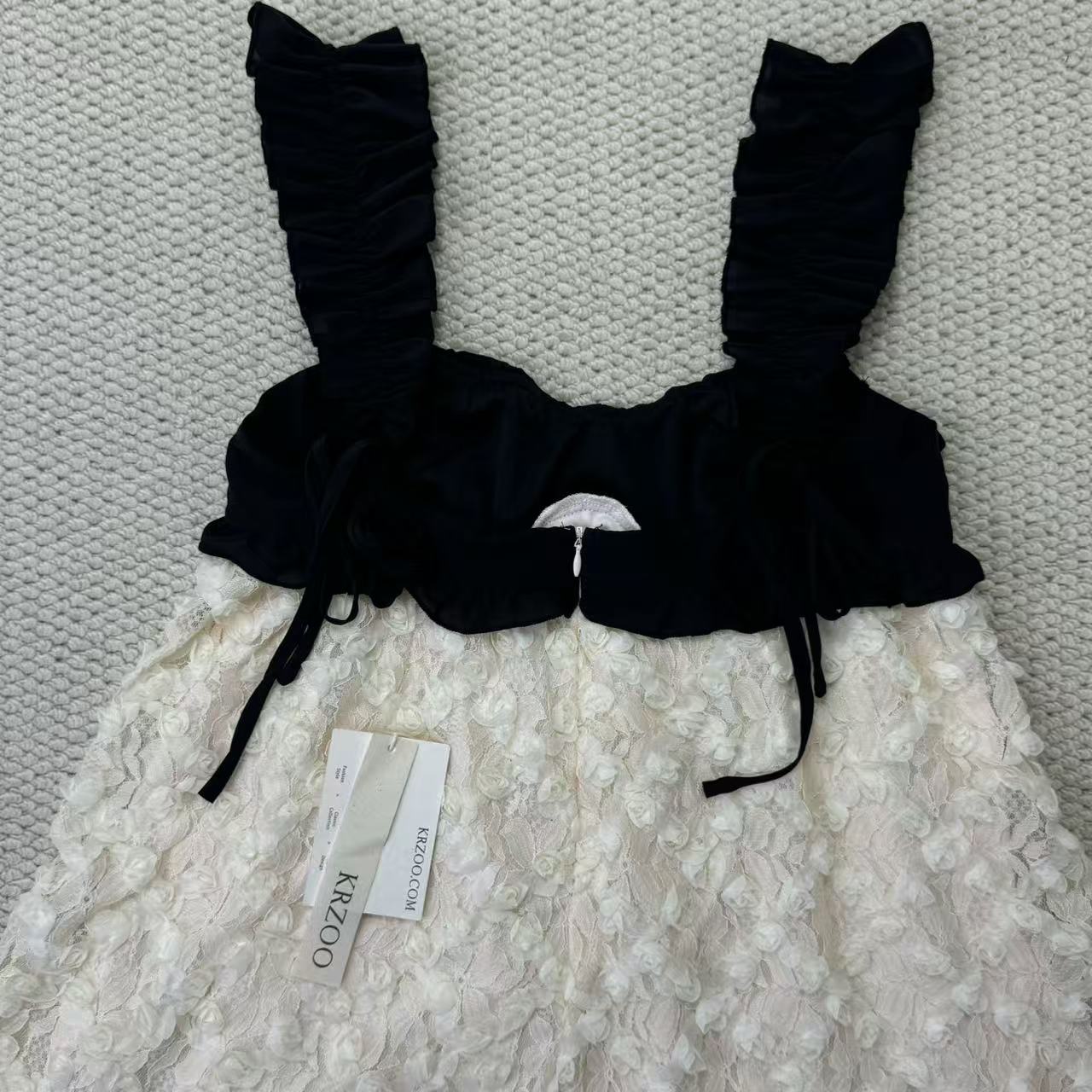 Lace flowered short dress