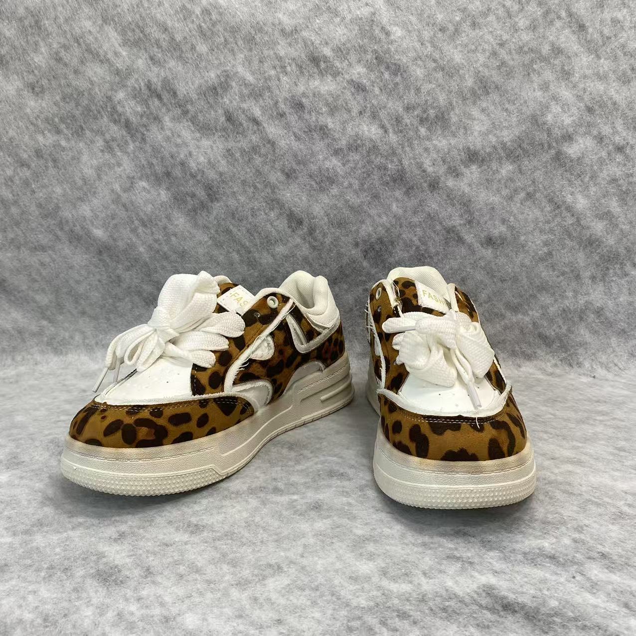Thick-soled leopard-patterned loafers